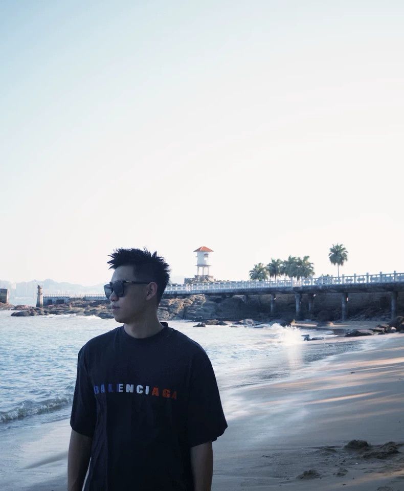 Balenciaga Balenciaga Short sleeve with gradient letters, XS code and Size US XS / EU 42 / 0 - 7 Thumbnail