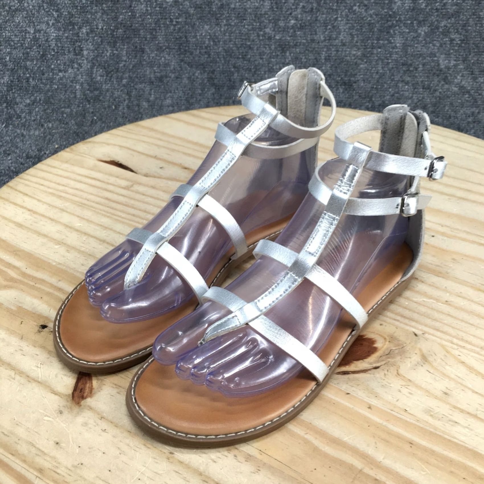 Old Navy Old Navy Sandals Gladiator Womens 7 Silver Ankle Strap Casual Flats Open Toe Shoes Size US 7 / IT 37 - 3 Thumbnail