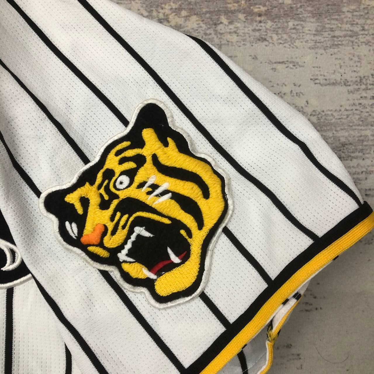 Mizuno T40 HANSHIN TIGER NISHIOKA MIZUNO BASEBALL JERSEY Size US L / EU 52-54 / 3 - 5 Thumbnail