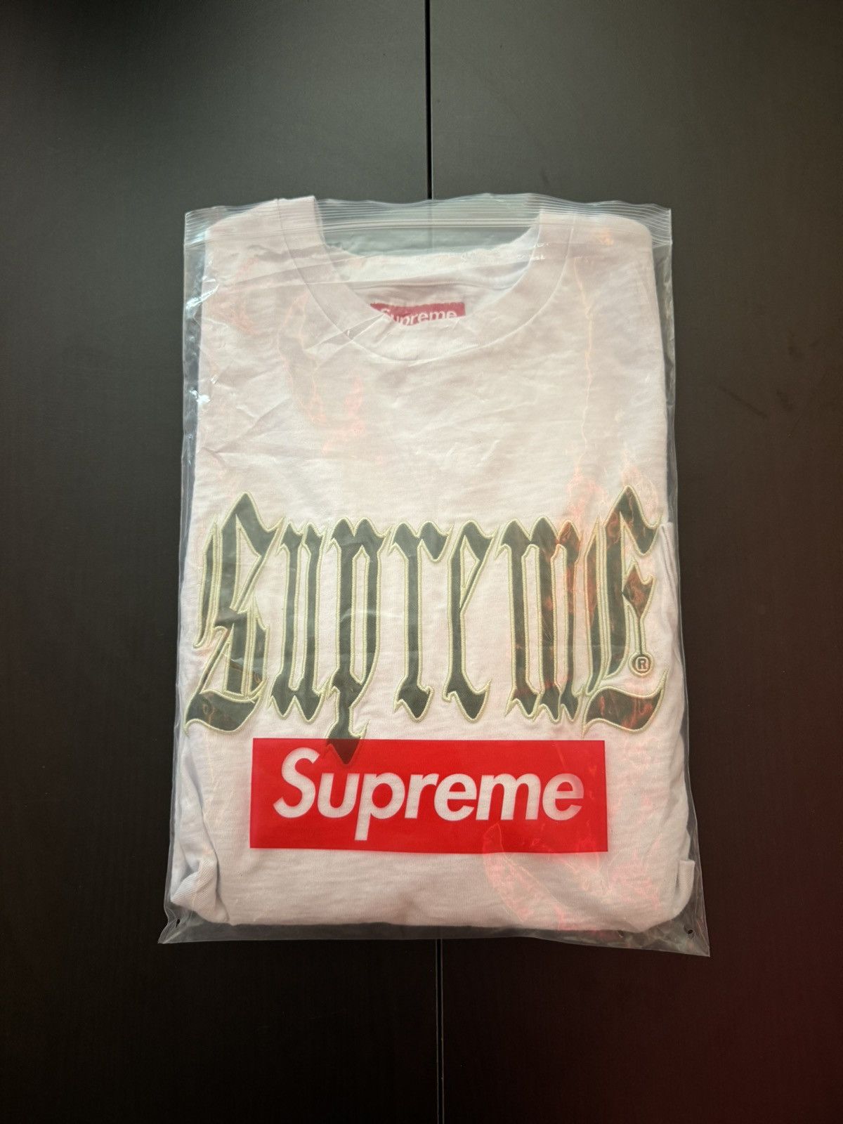 Supreme Supreme Old English Short Sleeve Top ‘White’ Size US XL / EU 56 / 4 - 2 Thumbnail
