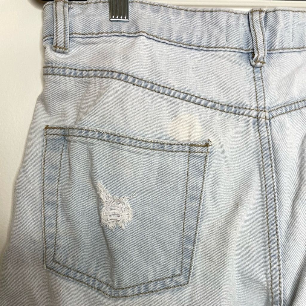 Other Refuge Denim Mom Distressed Light Wash Jean Shorts 11 Size 32" / US 10 / IT 46 - 7 Thumbnail