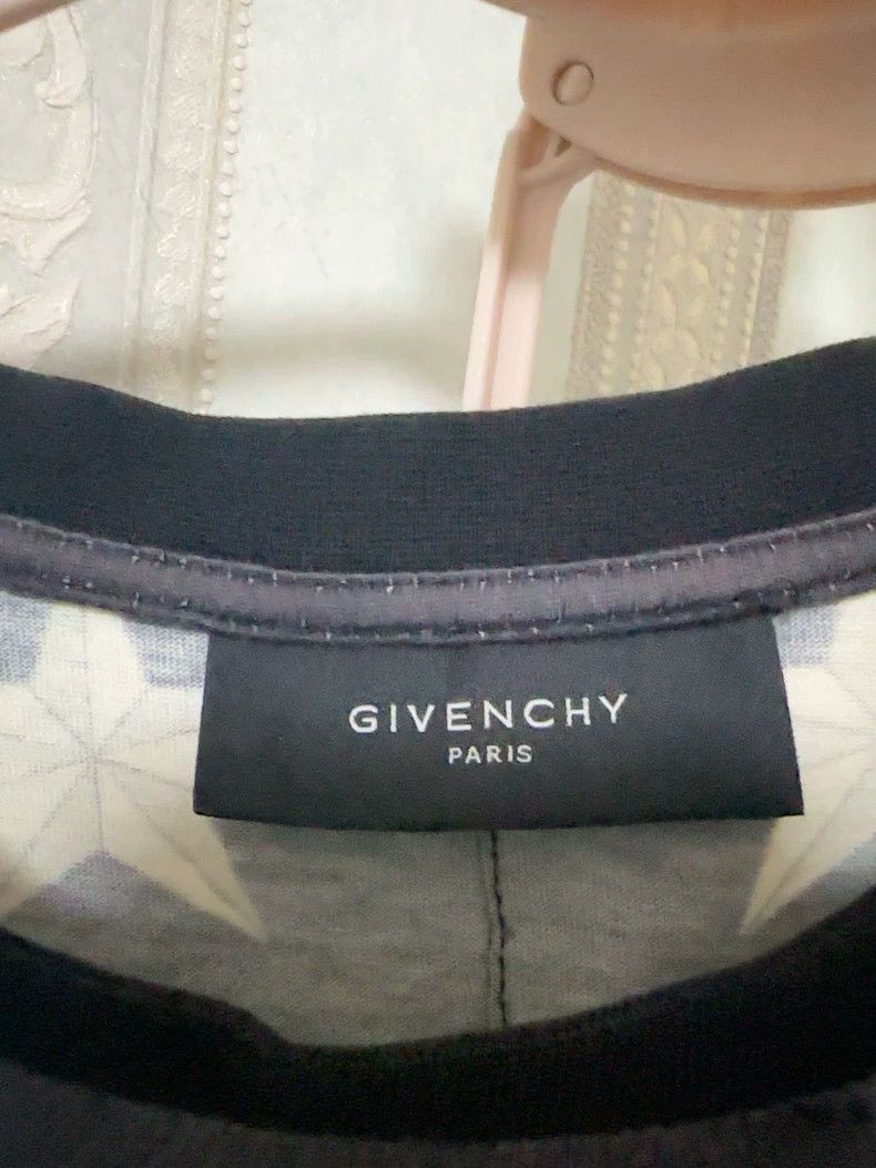 Givenchy Givenchy Short-sleeved T-shirt with shark mouth, XS size Size US XS / EU 42 / 0 - 3 Thumbnail