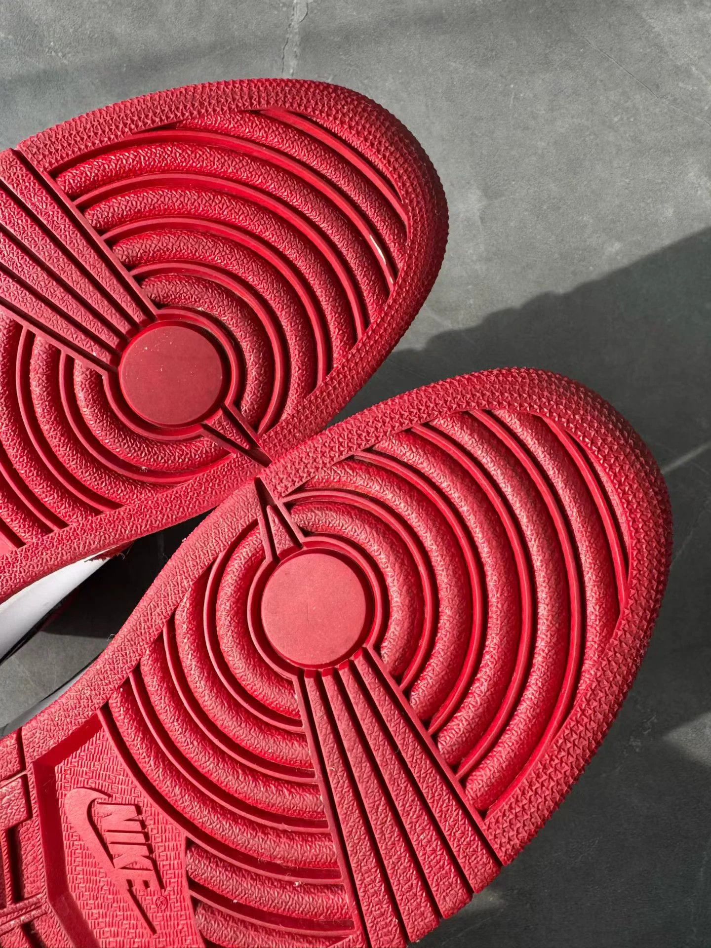 Nike Air Jordan 1 Chicago 2015 Release Size 45 2 Wears Size US 12 / EU 45 - 6 Thumbnail