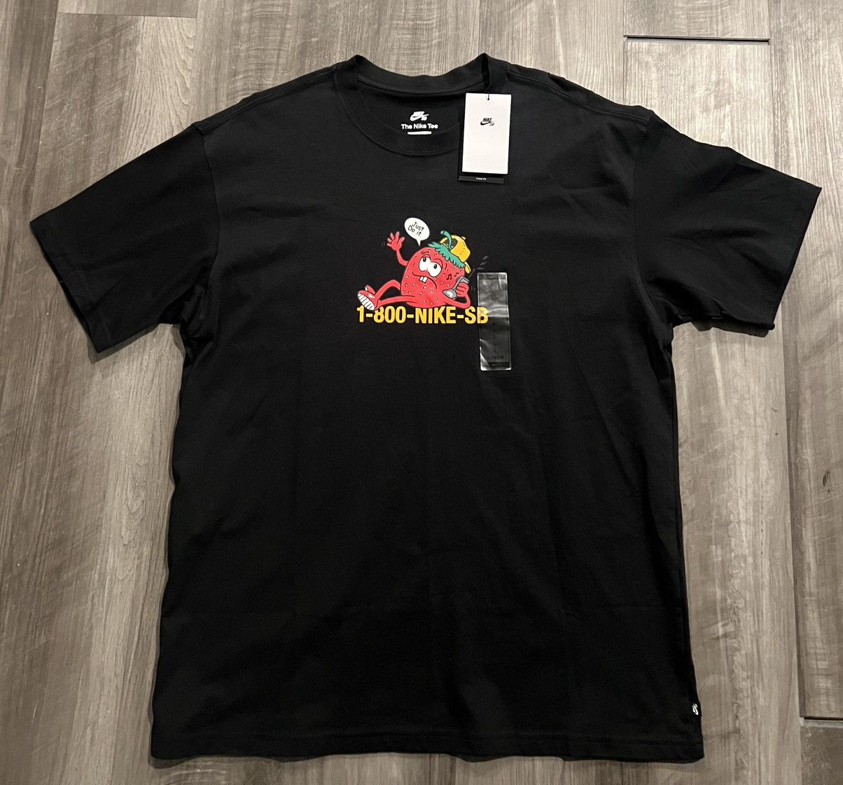 SIZE LARGE NWT NIKE SB Strawberry Dunk High Tee MEN'S BLACK
