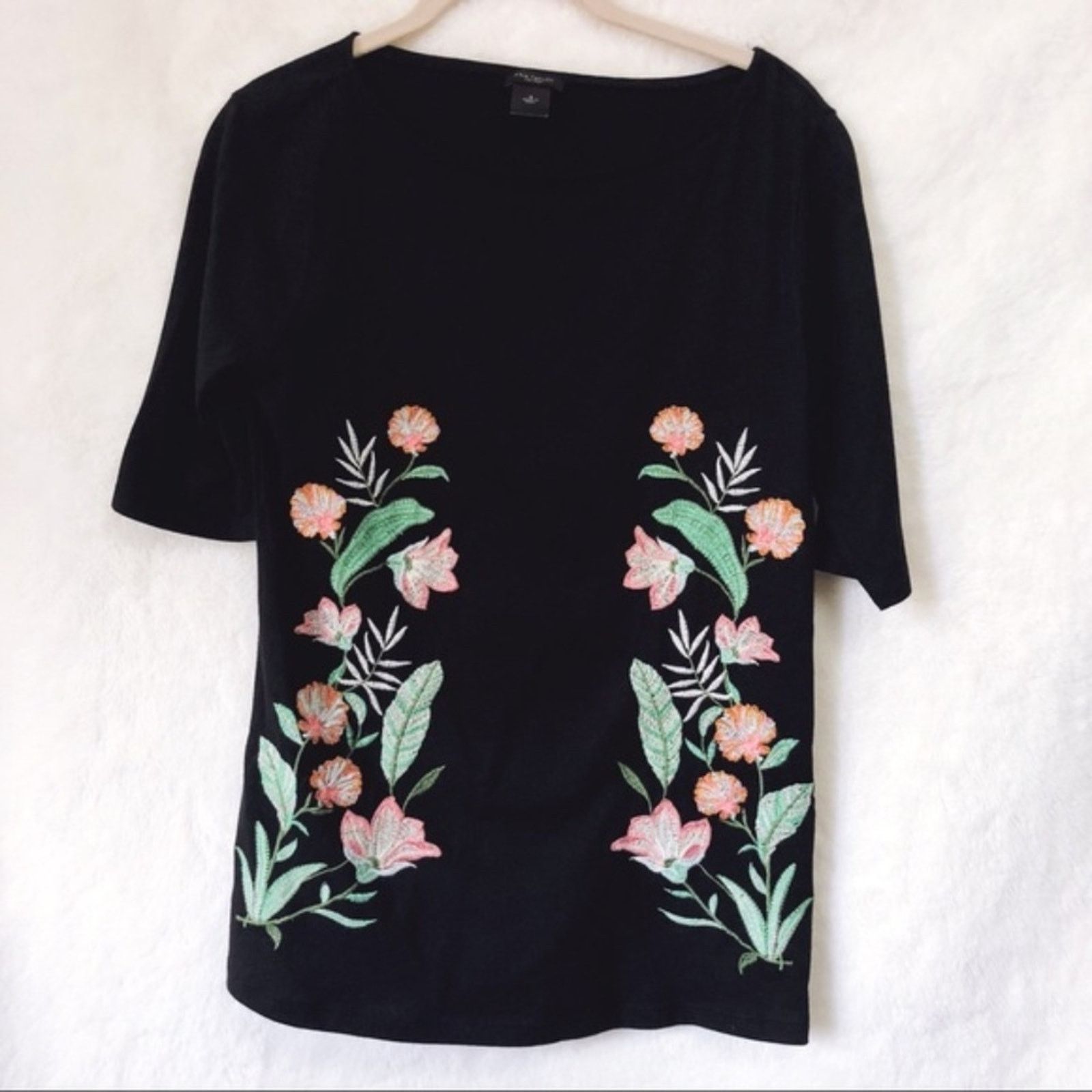 Ann Taylor Ann Taylor Black Embroidered Flower Pattern Top Size S / US 4 / IT 40 - 1 Thumbnail