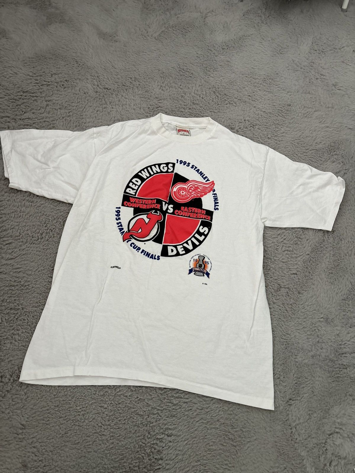 NHL × Nutmeg × Vintage Stanley Cup Finals Red Wings v. Devils 1995 NHL Vintage Tee Size US XL / EU 56 / 4 - 1 Thumbnail