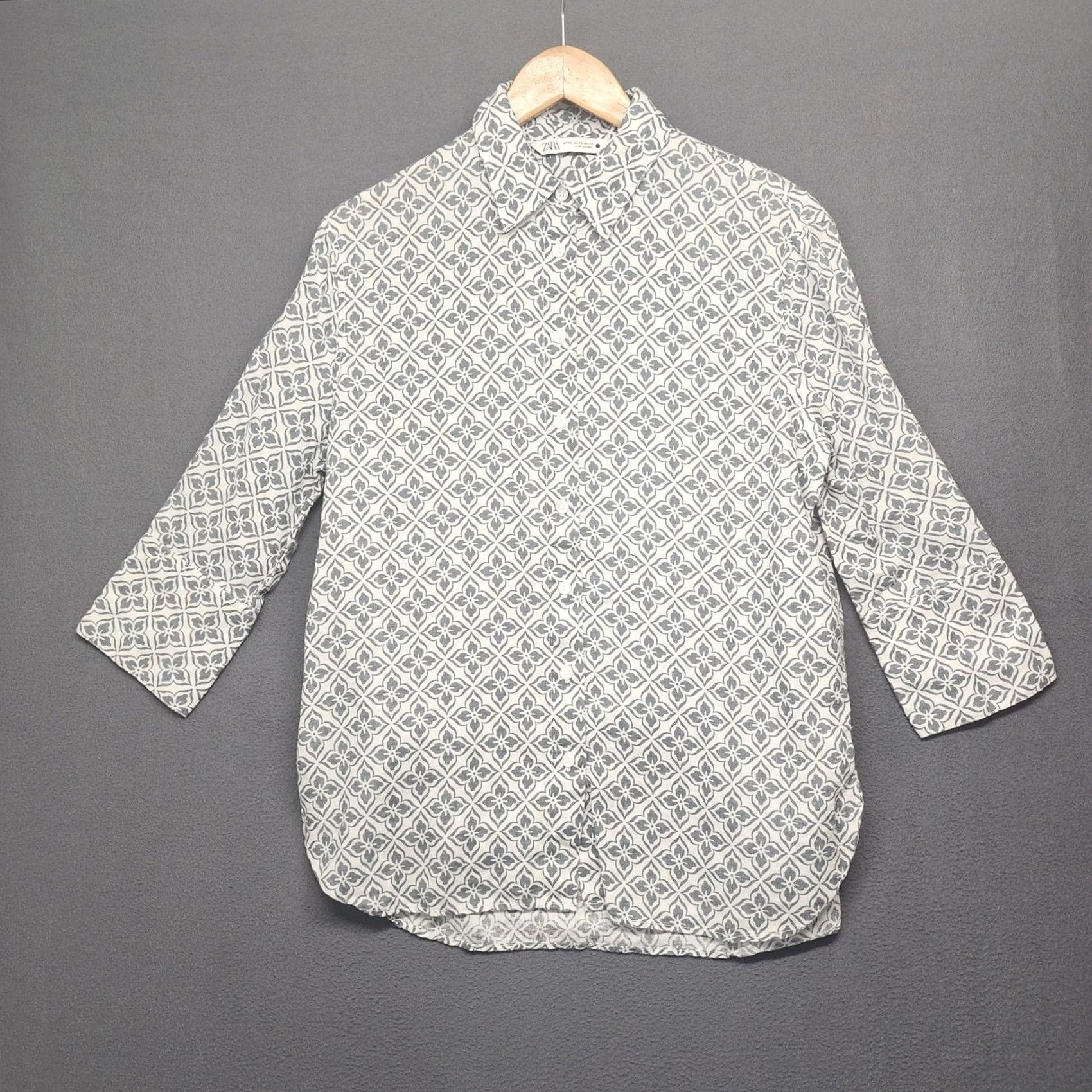 Zara VINTAGE Zara Top Womens XS Grey Geometric Floral 100% Linen Lagenlook Womens XS Gray Geometric Floral Linen Button-Up Collared Mens? Size XS / US 0-2 / IT 36-38 - 2 Thumbnail