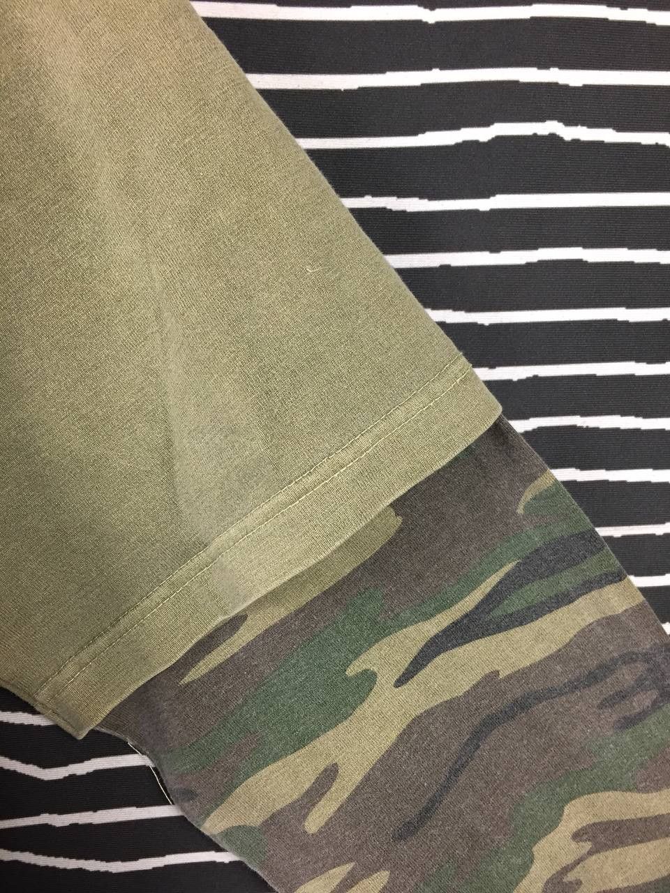 Avirex Vtg Avirex USA Peace is Cool Camo Double Layer Tee Size L Size US L / EU 52-54 / 3 - 5 Thumbnail