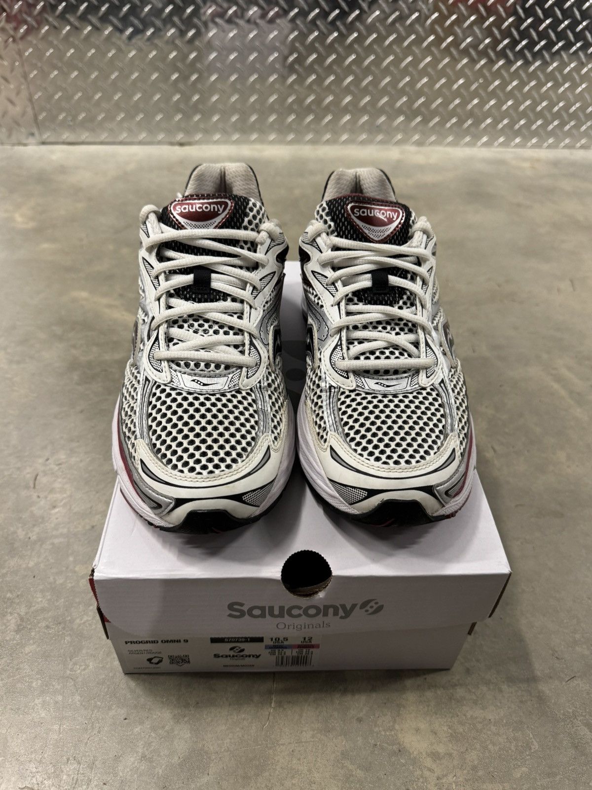 Saucony Saucony Progrid Omni 9 White Grey Red Size 10.5 Size US 10.5 / EU 43-44 - 4 Thumbnail