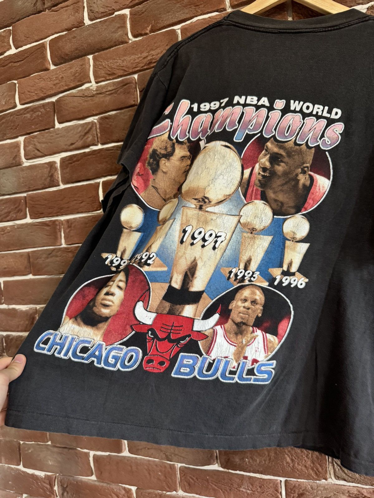 NBA Vintage 90s Chicago Bulls 1997 Championship Rap Tee Size US XL / EU 56 / 4 - 13 Thumbnail