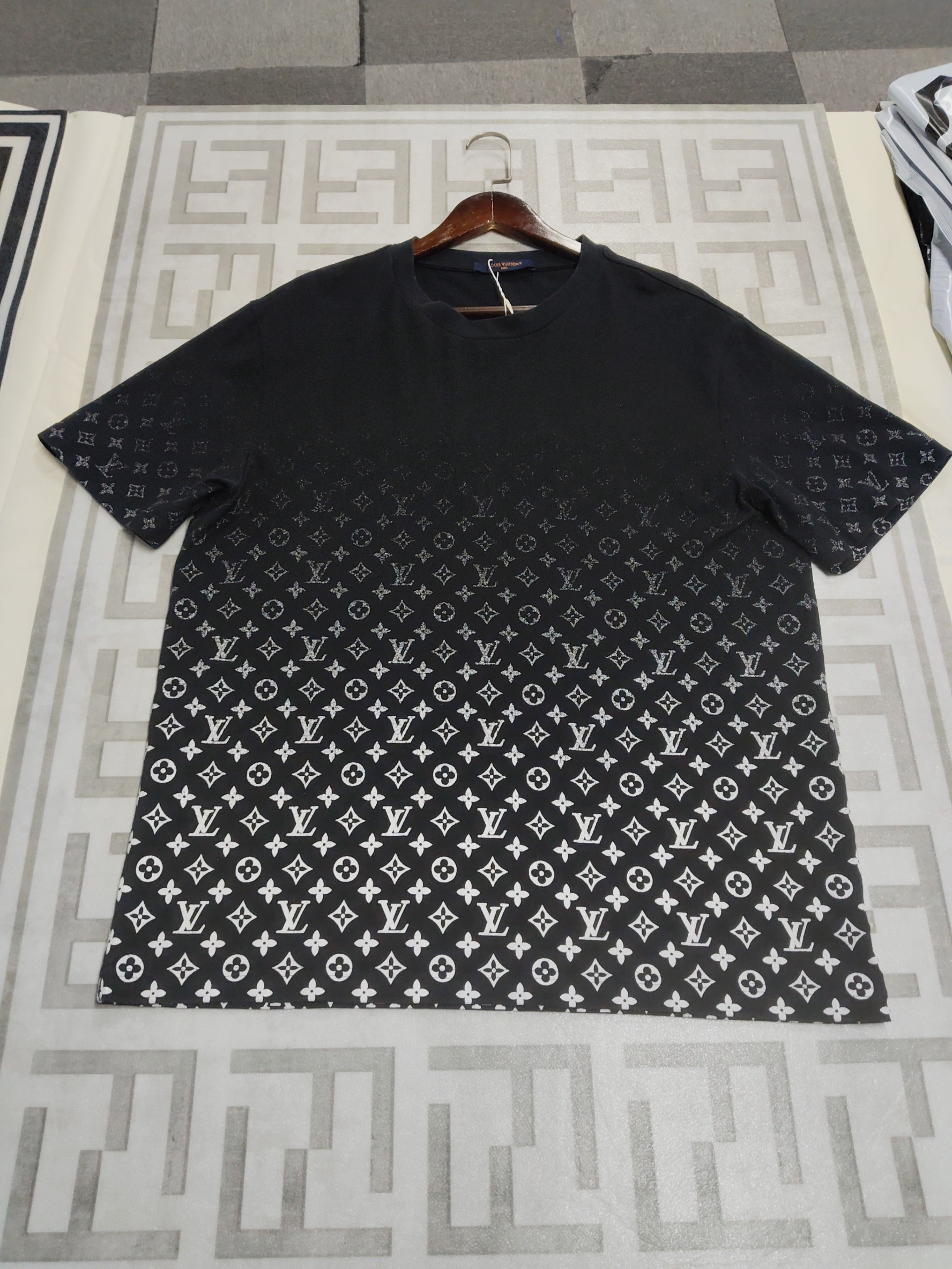 Louis Vuitton Louis Vuitton Monogram Gradient T-Shirt Size XXL Size US XXL / EU 58 / 5 - 1 Thumbnail