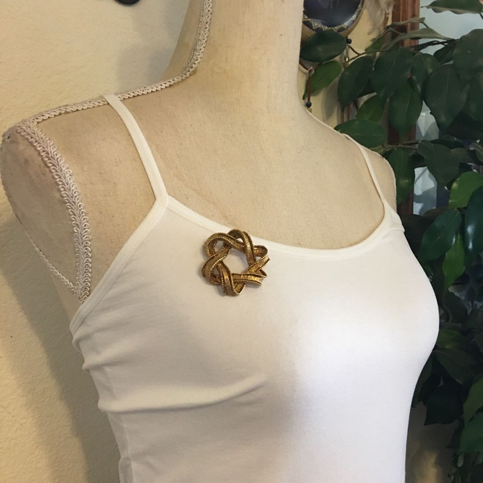 Vintage Vintage 70s gold tone wreath design brooch pin Size ONE SIZE - 4 Thumbnail