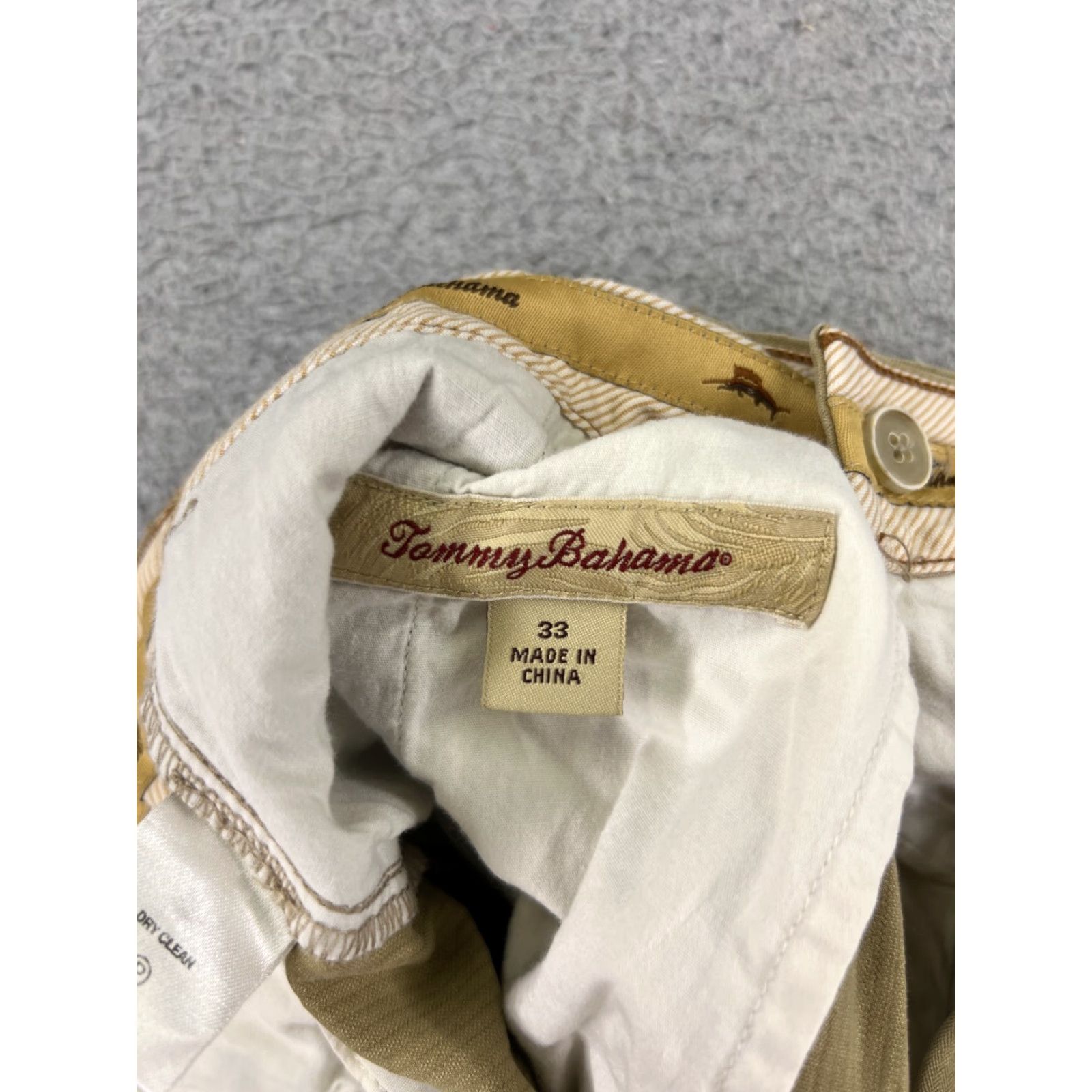 Tommy Bahama VINTAGE Tommy Bahama Shorts Mens 34 Beige Pleated Silk Bermuda Beach Resort 100% Silk Quick Dry Pockets Regular Mens Size US 33 - 7 Thumbnail