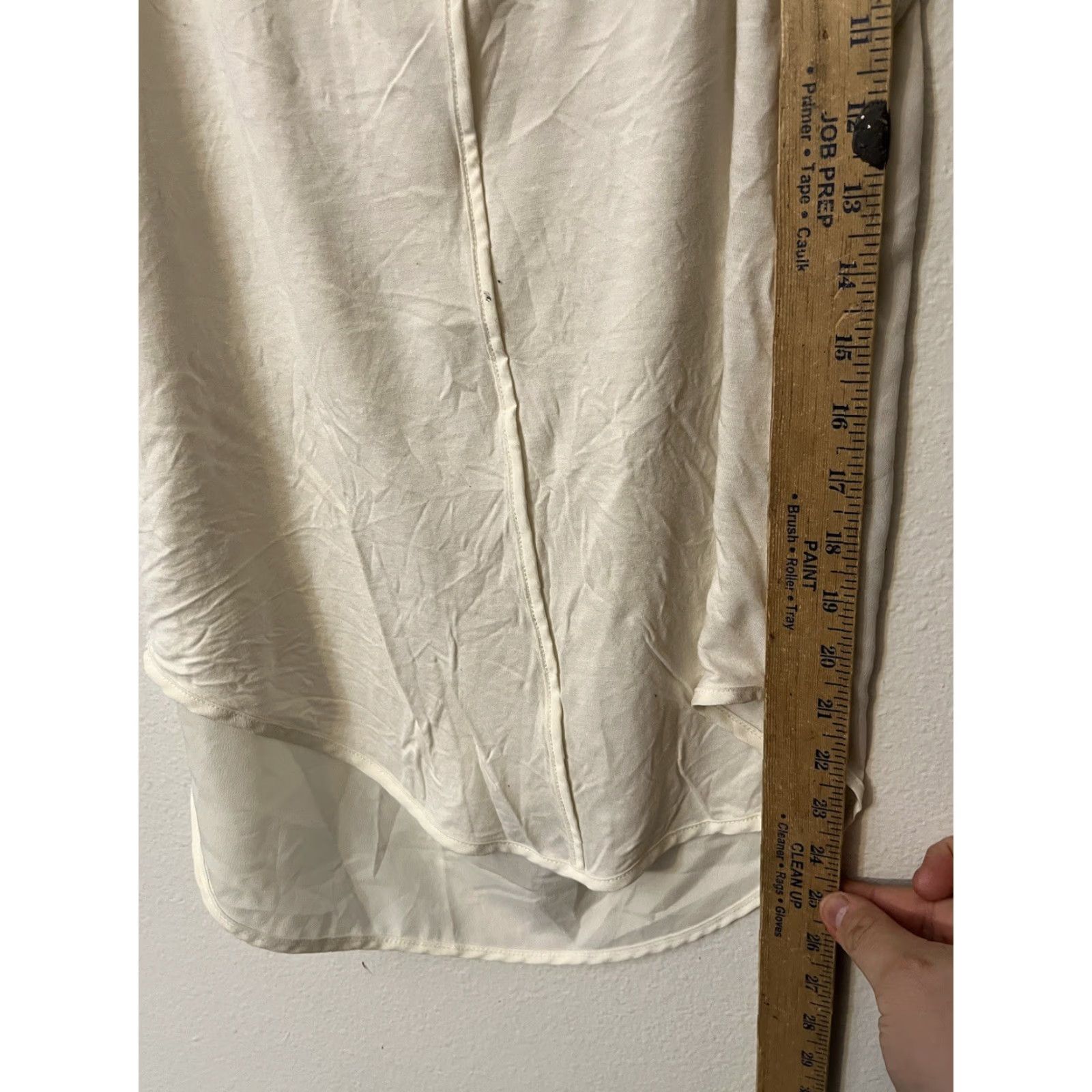 Banana Republic VINTAGE Banana Republic Cream V-Neck Sleeveless Lightweight Pullover Top Women's Sz S (Regular Fit, Blouse) Size S / US 4 / IT 40 - 4 Thumbnail