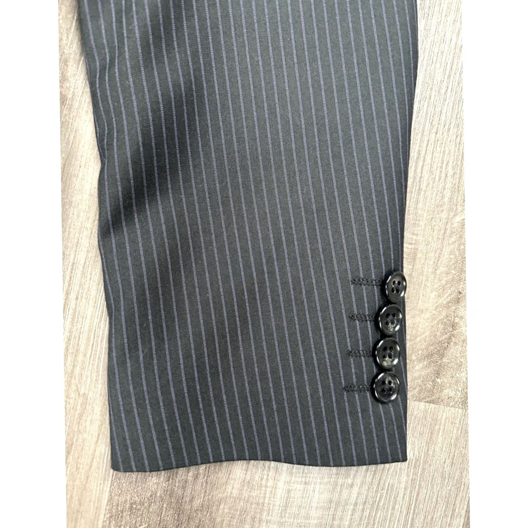 Avenue NHP Saks Fifth Avenue Pinstripe Athletic Performance Suit - 40R SHIRT? (Note: This is a formatting mistake. Provide corrected title.) Size 40R - 5 Thumbnail