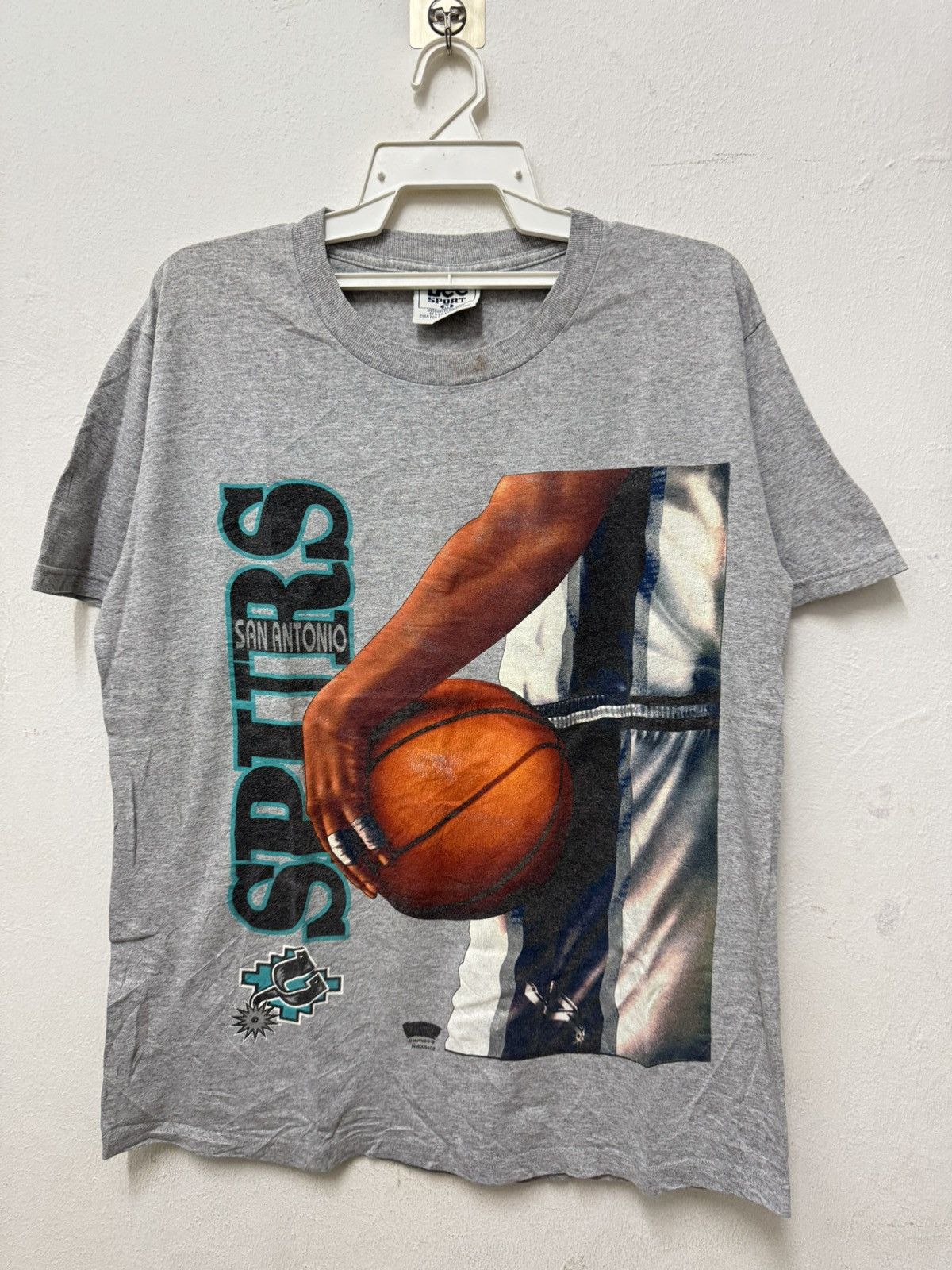 Vintage Vintage 90’s Spurs San Antonio Nutmweg Lee T shirt Size US M / EU 48-50 / 2 - 1 Thumbnail