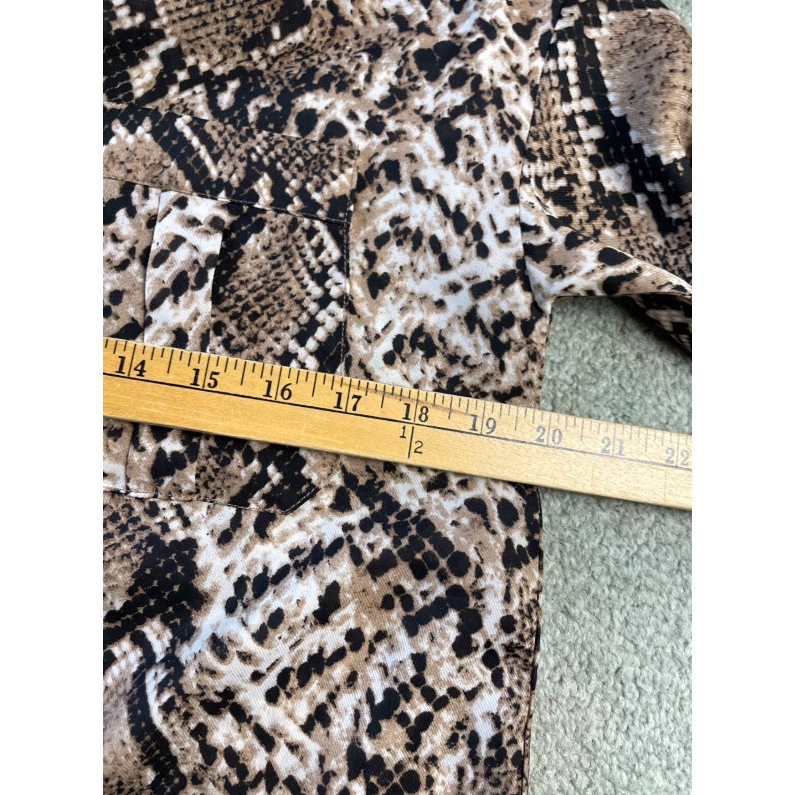 Skin Entro Shirt Women Size Small Tan Black Button Up Snake Skin Pattern Pockets Size S / US 4 / IT 40 - 4 Thumbnail