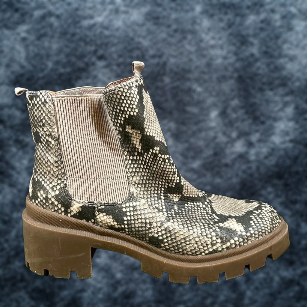 Vintage VINTAGE? No. Universal Thread Snakeskin Ankle Boots Lug Sole Chelsea Booties Womens Size 11 Size US 11 / IT 41 - 1 Thumbnail