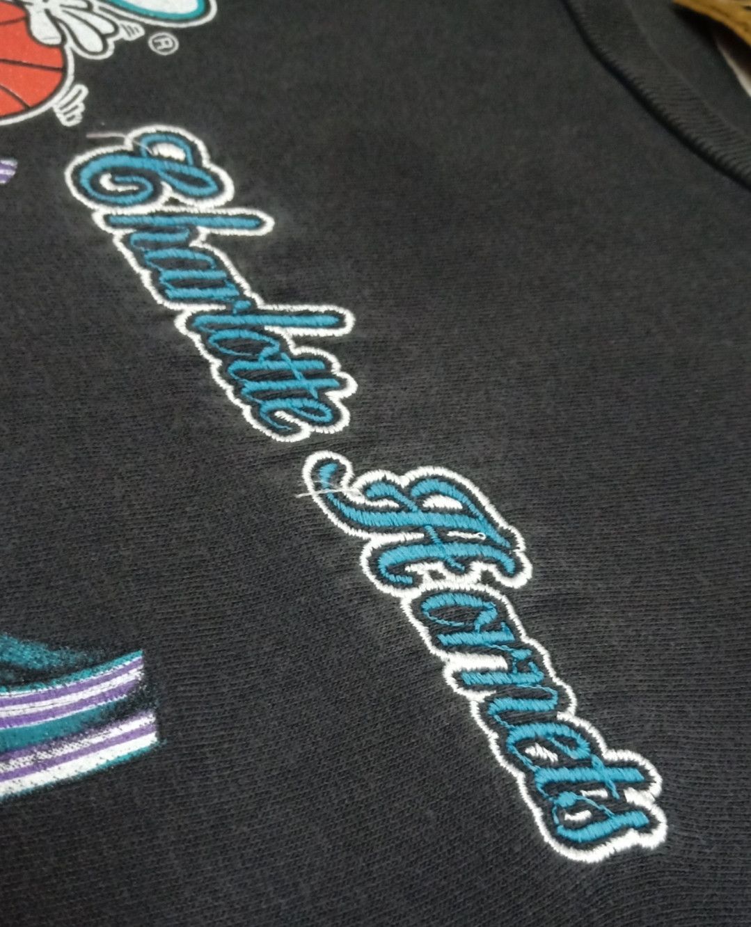 NBA Vintage 90s NBA Charlotte Hornets T-shirt Size US L / EU 52-54 / 3 - 9 Thumbnail