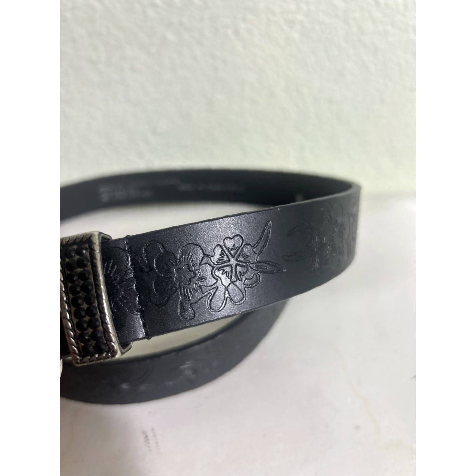 Vintage Womens Small Black Leather Floral Embossed Belt Western Gemstone Buckle 28” Belt S Womens Leather Western Floral Embossed Belt Gemstone Buckle 28” Size ONE SIZE - 4 Thumbnail