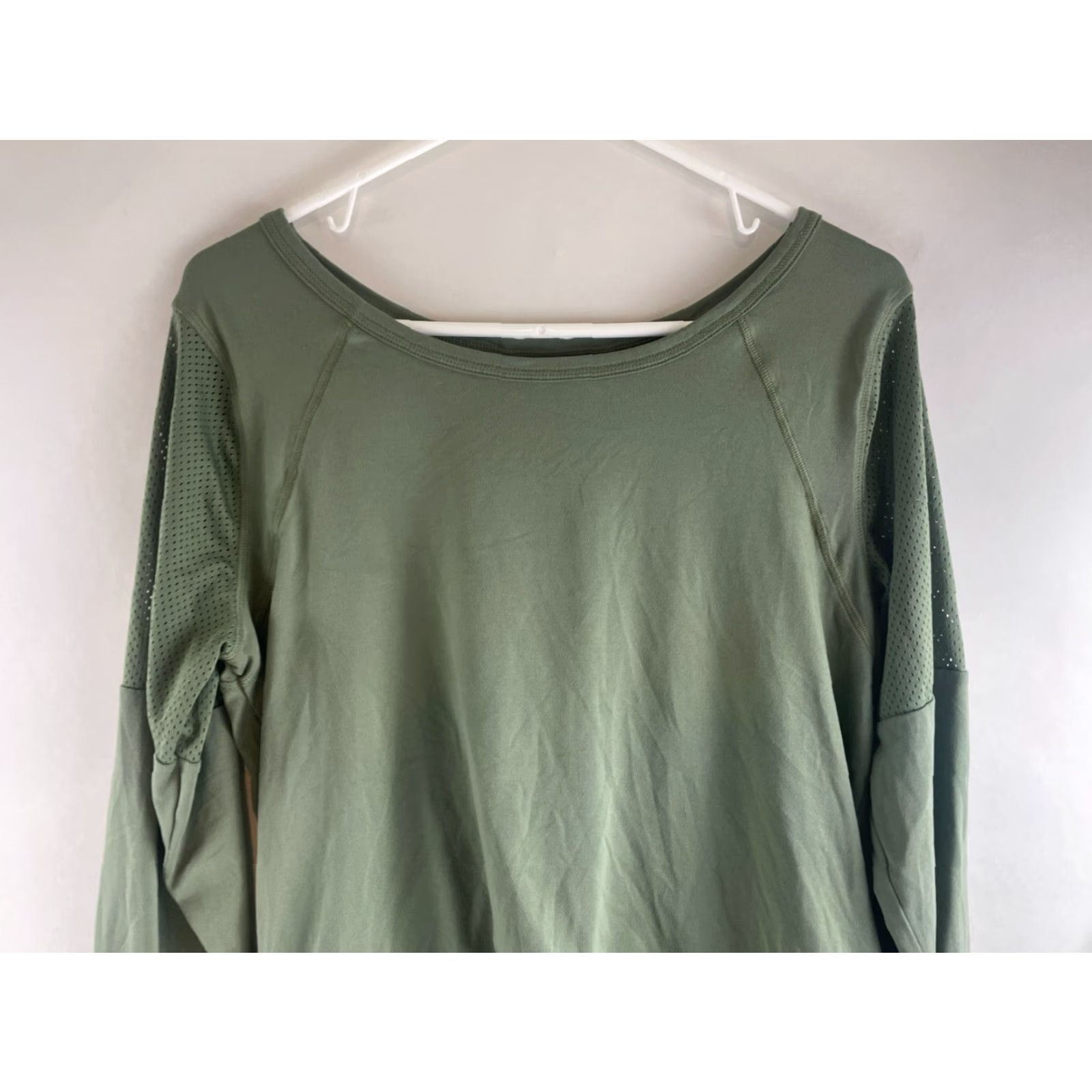 Fabletics Fabletics Sweater Women's Size S Green Boat Neck Vented Long Sleeve Logo Pullover Regular Womens Size S / US 4 / IT 40 - 3 Thumbnail