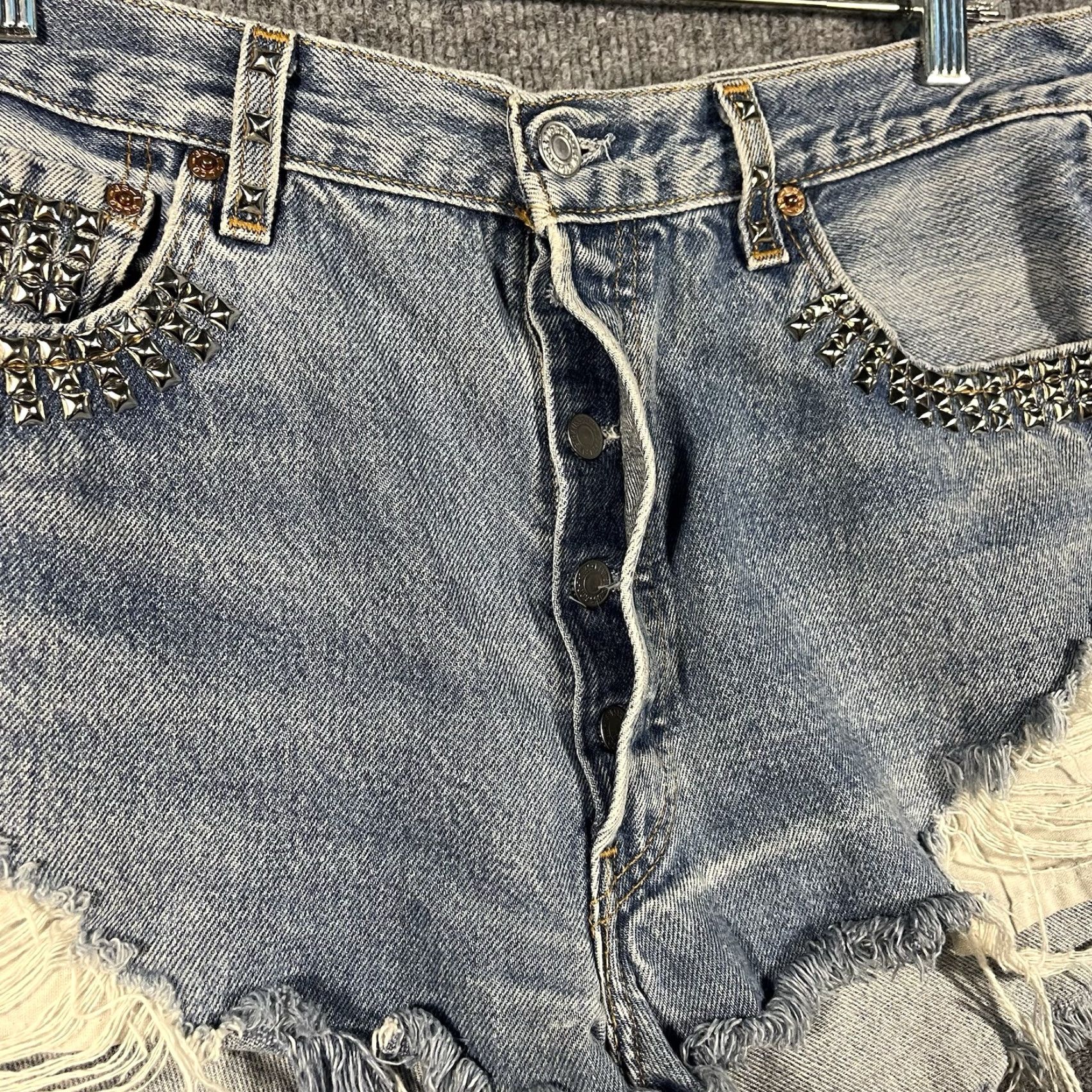 Levi's VINTAGE Levi's 501 Cut Off Jean Shorts Women's 90s Light Blue USA Made Size 32 Shorts Size 24" / US 00 / IT 34 - 4 Thumbnail