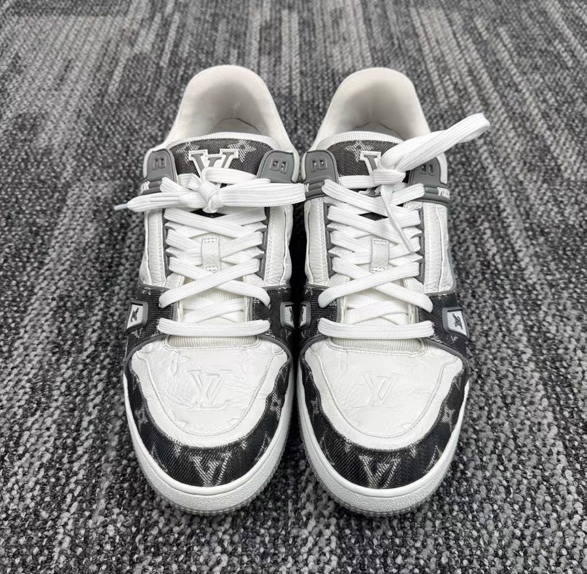 Louis Vuitton Louis Vuitton Trainer Monogram Grey White Denim Sneakers J42 Size US 9.5 / EU 42-43 - 2 Thumbnail