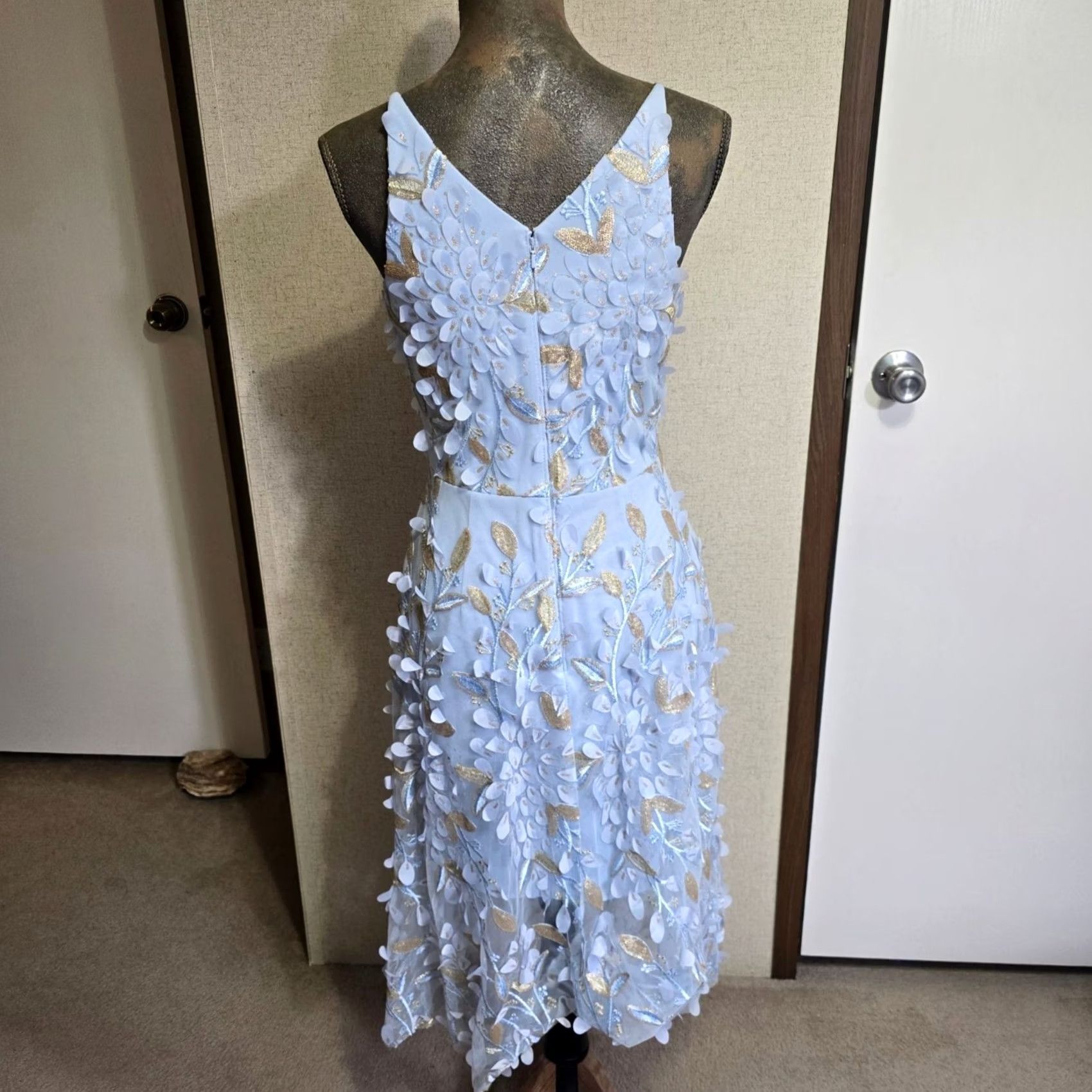xscape blue and gold dress Midi Womens Size 4 V-Neck Sleeveless Floral Embroidered Evening gown