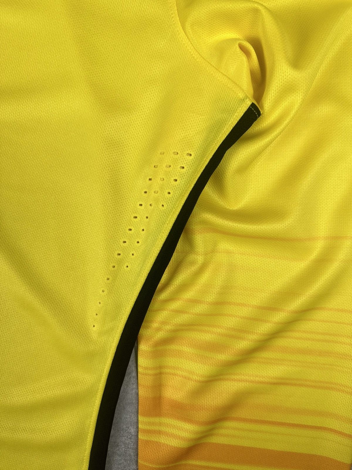 Nike Nike Paris Player Issue 2015/16 Goalkeeper Long Sleeve Size US L / EU 52-54 / 3 - 5 Thumbnail