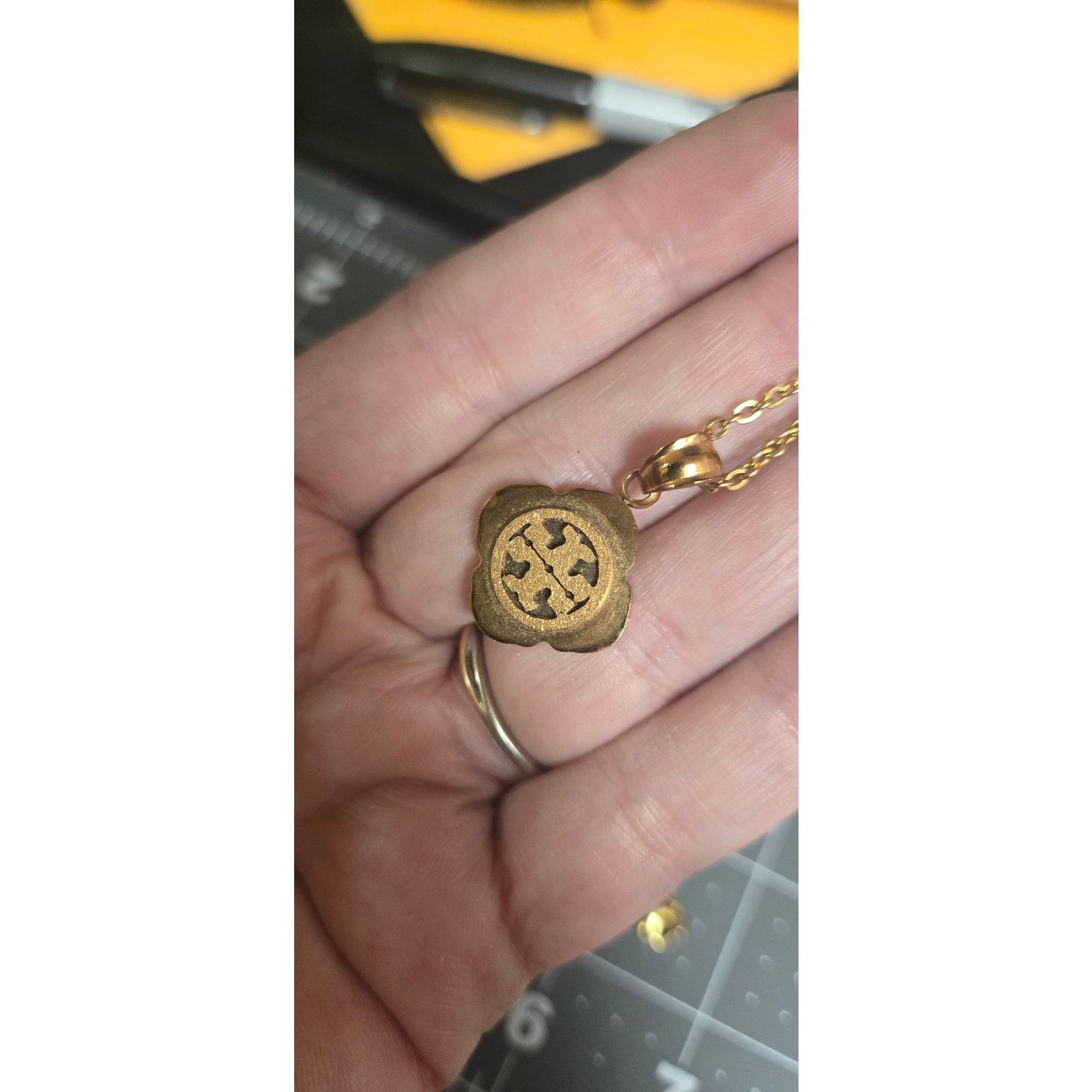 Tory Burch Tory Burch pendant on adjustable gold toned chain Size ONE SIZE - 4 Thumbnail