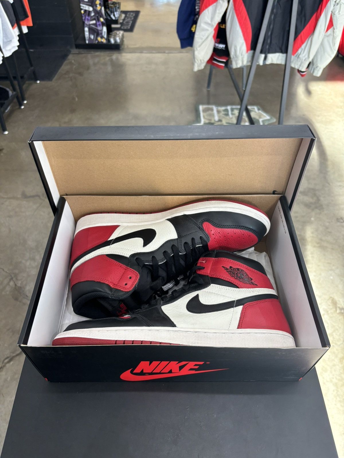 Jordan Brand × Nike Air Jordan 1 Retro Bred Toe Sz. 12 Size US 12 / EU 45 - 10 Thumbnail