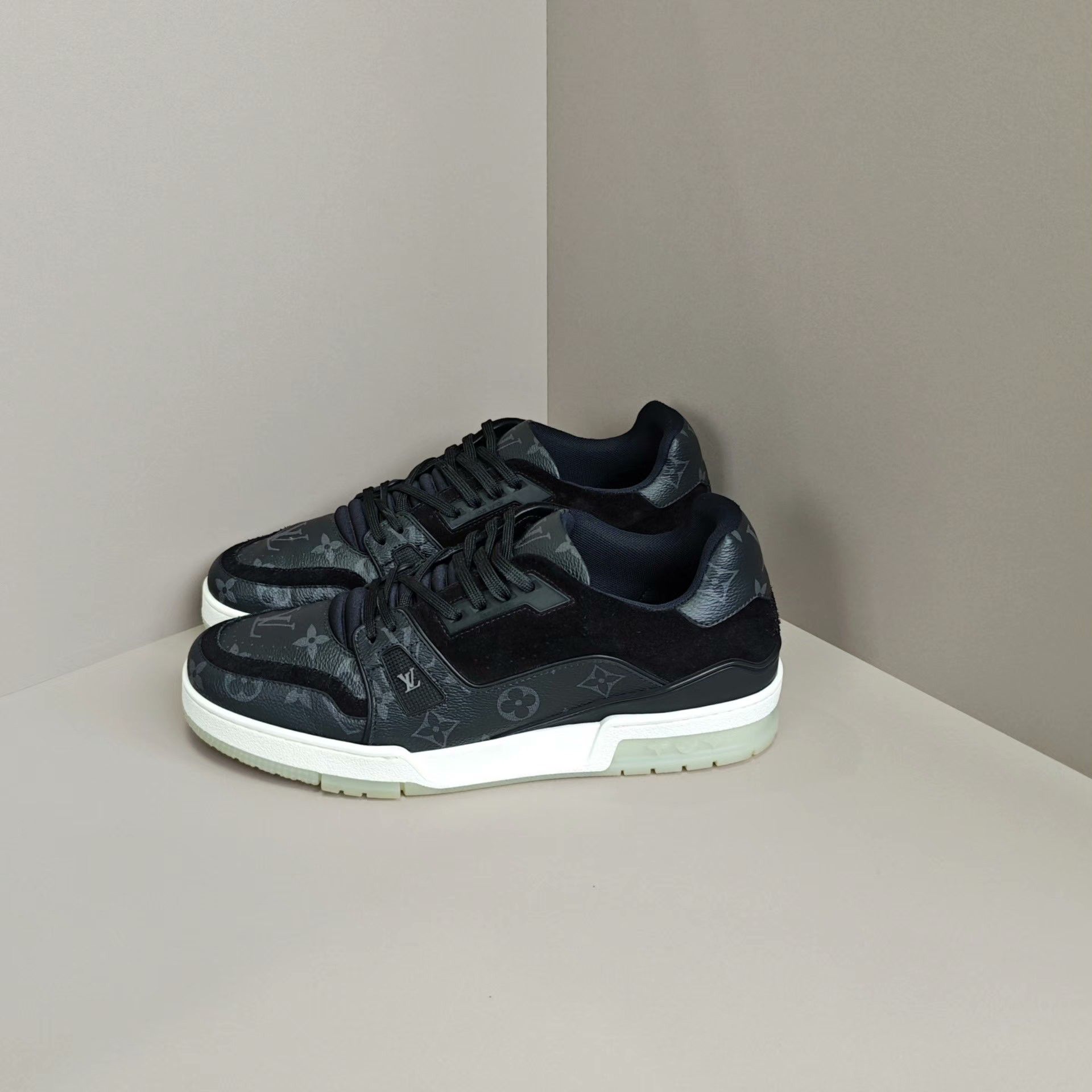 Louis Vuitton Louis Vuitton Training Black Lowtop Sneakers 9 Men Size US 9 / EU 42 - 1 Thumbnail