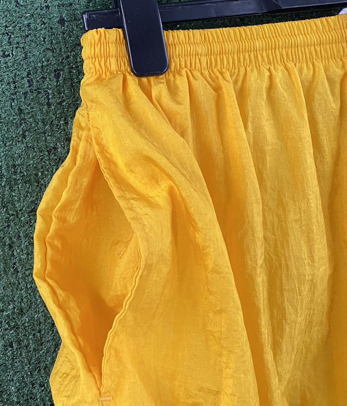 New Balance VTG 90’s New Balance Taxi Yellow Lined Windbreaker Shorts Size US 36 / EU 52 - 3 Thumbnail