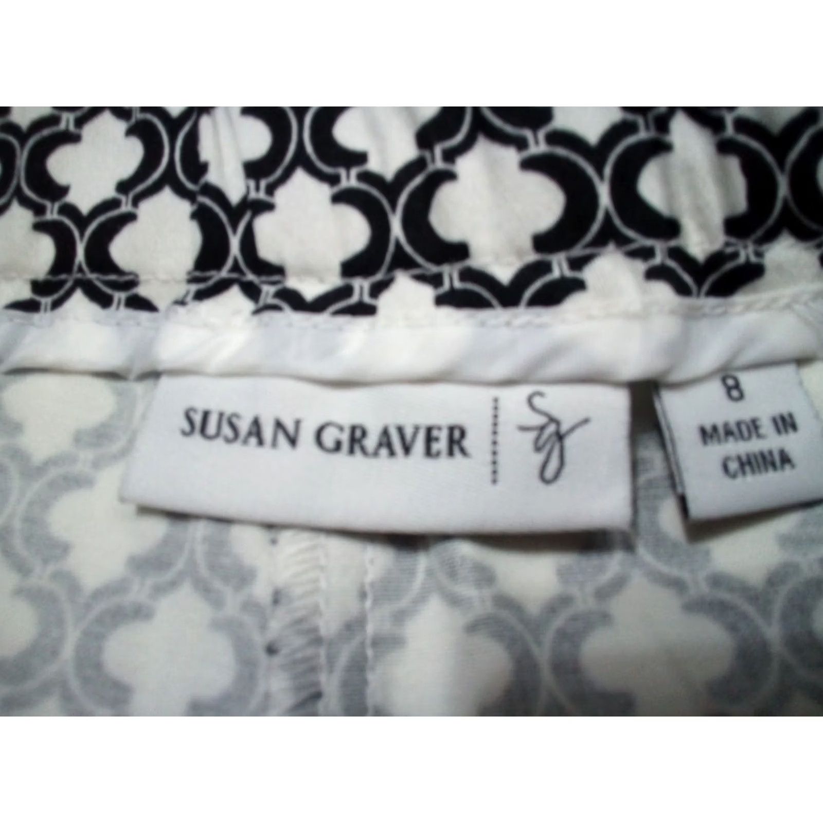 Vintage Susan Graver Bermuda Shorts Women 8 Black & White Geometric Stretch Flat Front Size 30" / US 8 / IT 44 - 2 Thumbnail