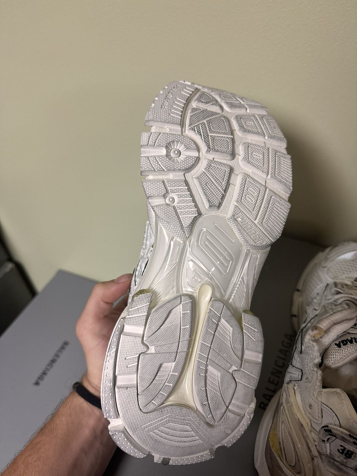 Balenciaga Balenciaga White Kith Runner 38 LIMITED Size US 6 / EU 39 - 11 Thumbnail
