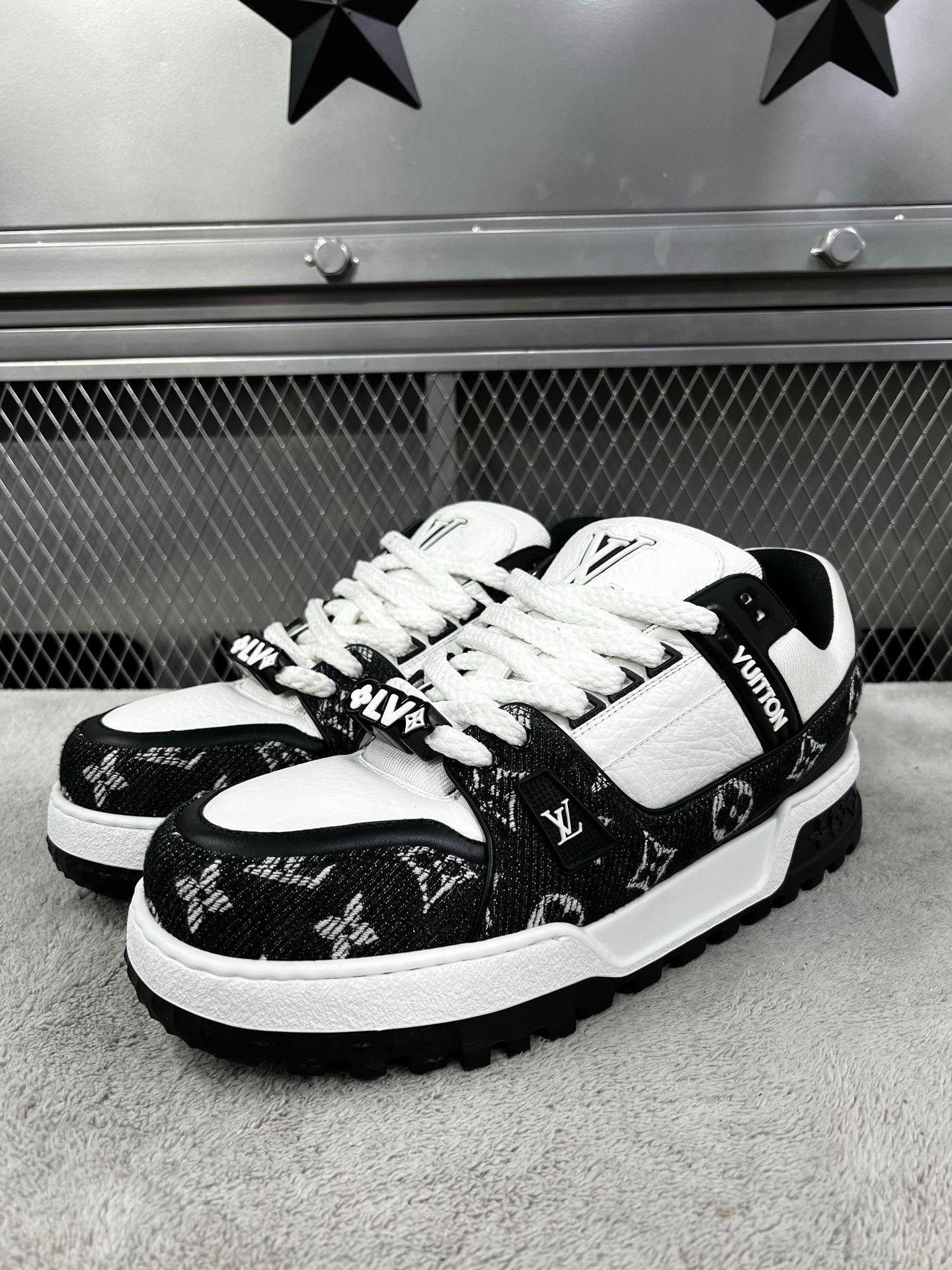Louis Vuitton Louis Vuitton Training Black Lowtop Sneakers 44 Men Size US 10.5 / EU 43-44 - 1 Thumbnail