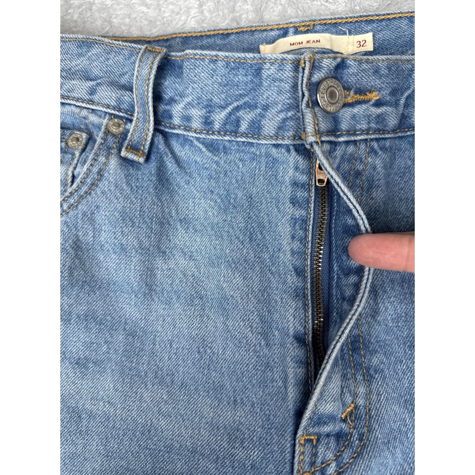 Levi's Levis Premium Jeans Womens 32x27 Blue Mom Jean High Rise Straight Leg Raw Hem Size 24" / US 00 / IT 34 - 5 Thumbnail