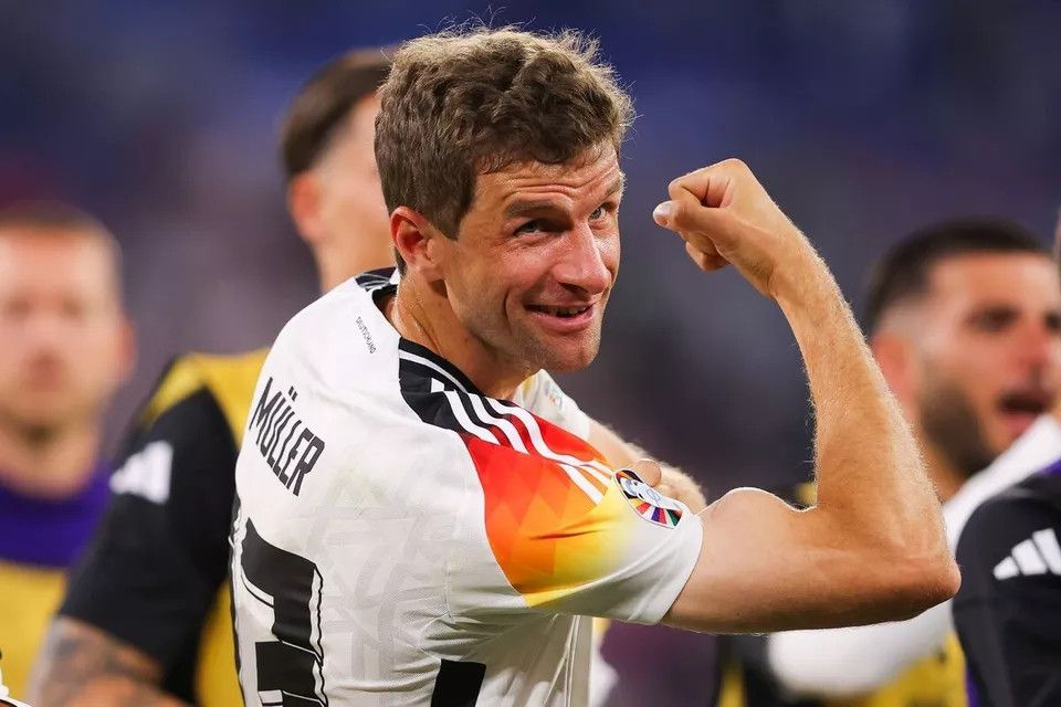 Adidas GERMANY 2024 HOME MULLER PLAYER VERSION FOOTBALL SOCCER Size US M / EU 48-50 / 2 - 10 Thumbnail