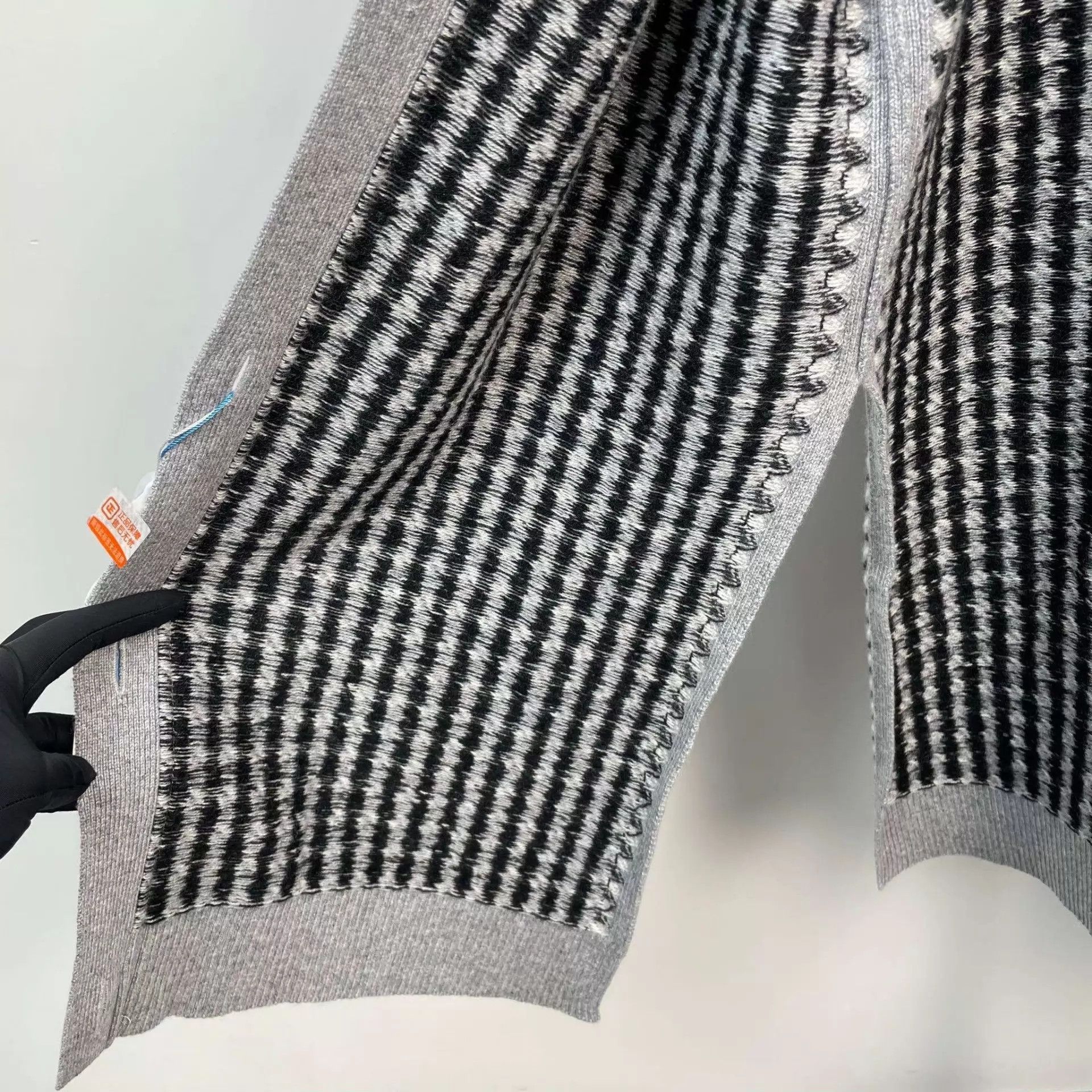 Hermes Hermès houndstooth cashmere cardigan 34 black gray NWT Size XS / US 0-2 / IT 36-38 - 9 Thumbnail