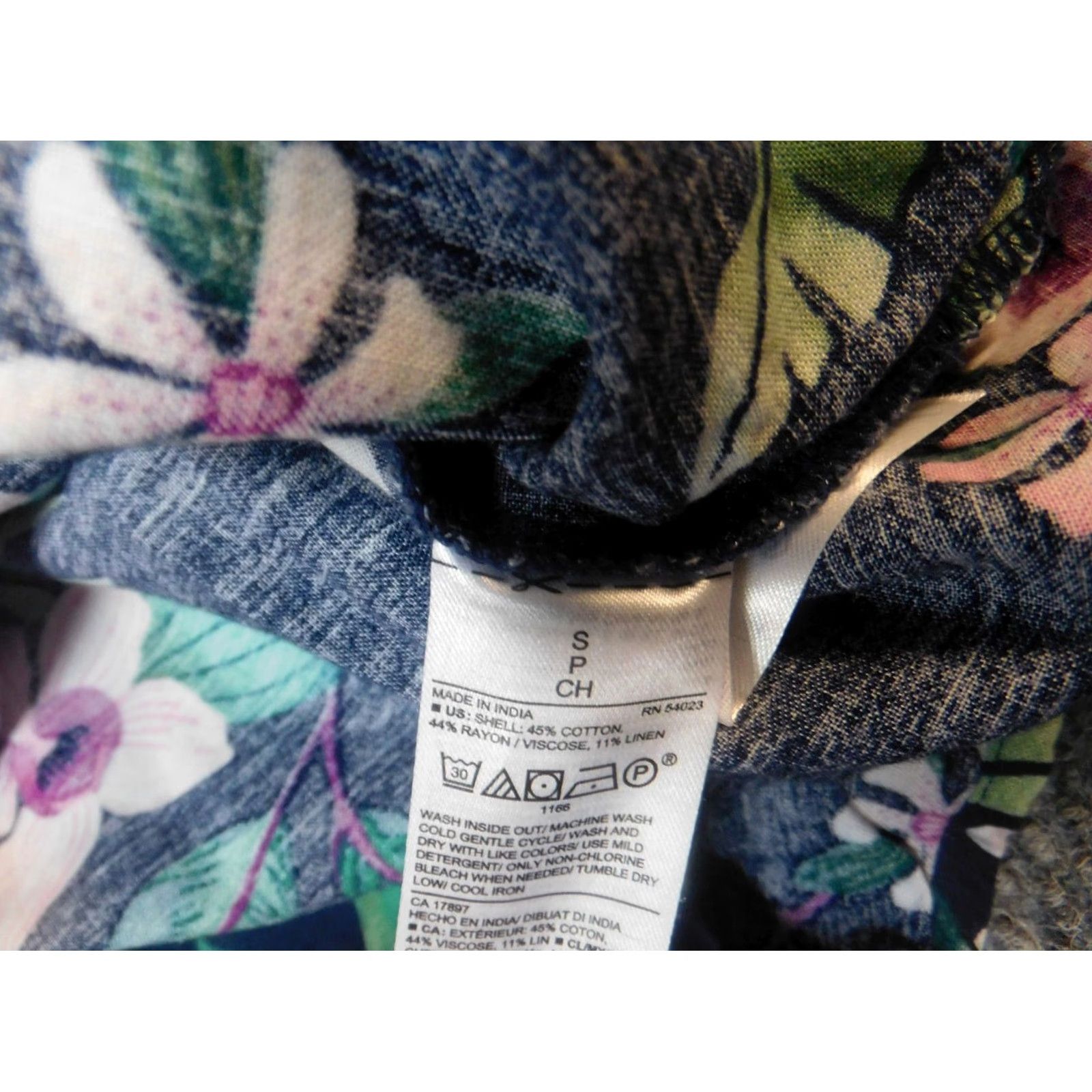 Old Navy Old Navy Womens Blouse Small Floral Blue Velvet Pleated Button-Down Collared Casual Shirt Size S / US 4 / IT 40 - 5 Thumbnail