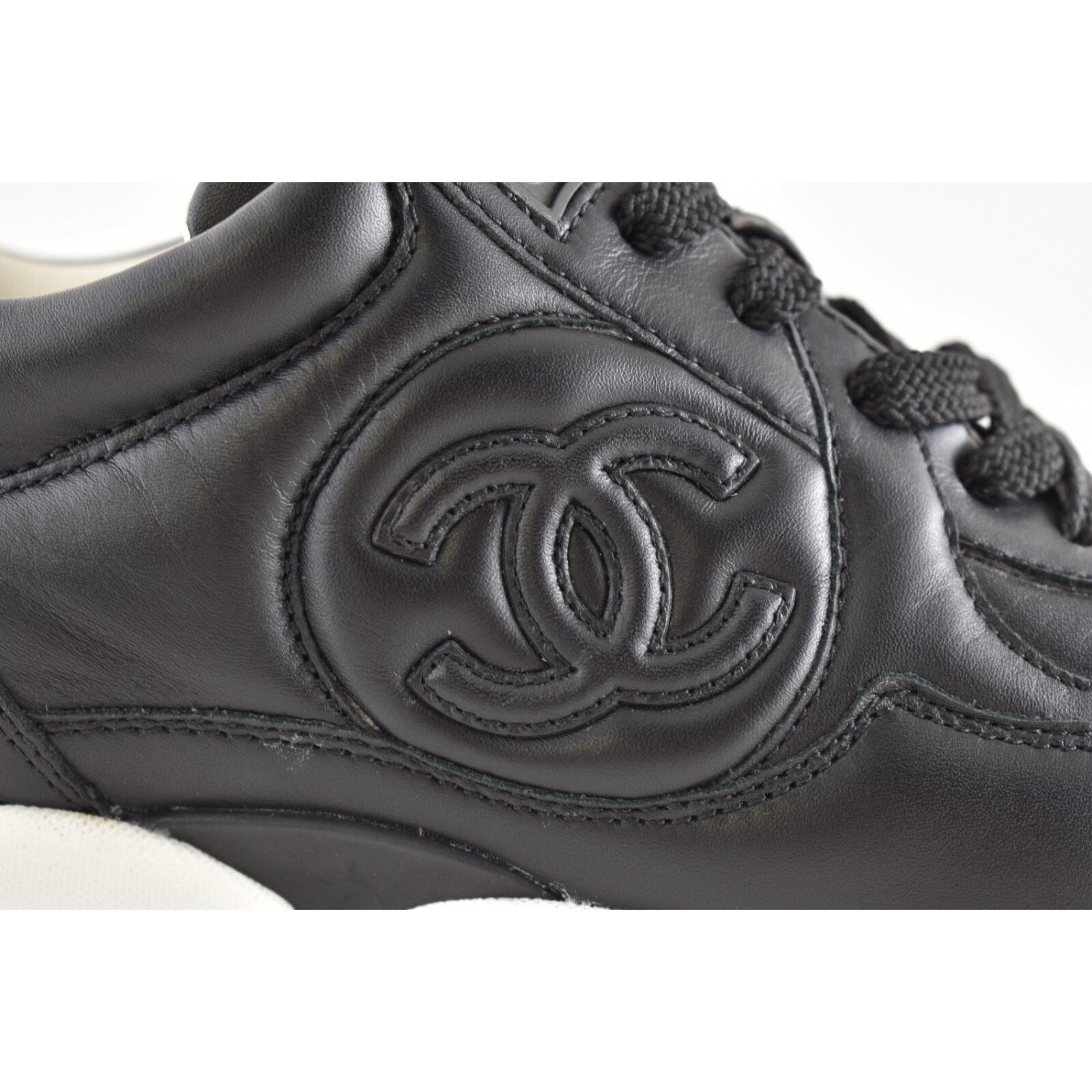 Chanel Chanel Calfskin Leather White CC Logo Flat Runner Sneaker 38 Size US 8 / IT 38 - 3 Thumbnail