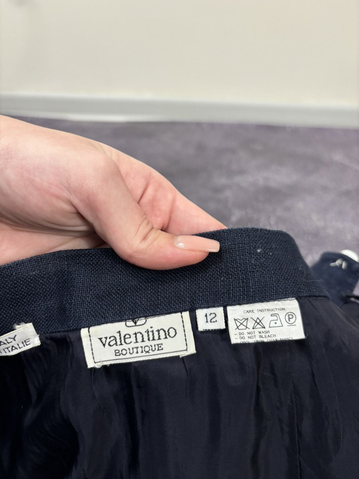 Valentino Vintage Valentino Women’s 90s Classic Luxury Midi Skirt Size 30" / US 8 / IT 44 - 12 Thumbnail