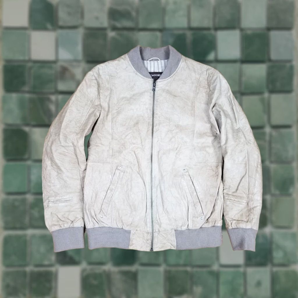 Vintage VINTAGE DANIER Distressed Leather Bomber Style Jacket SHIRT M Beige 27-28in 22in 19in Cross Shoulder Mens Size US M / EU 48-50 / 2 - 1 Thumbnail