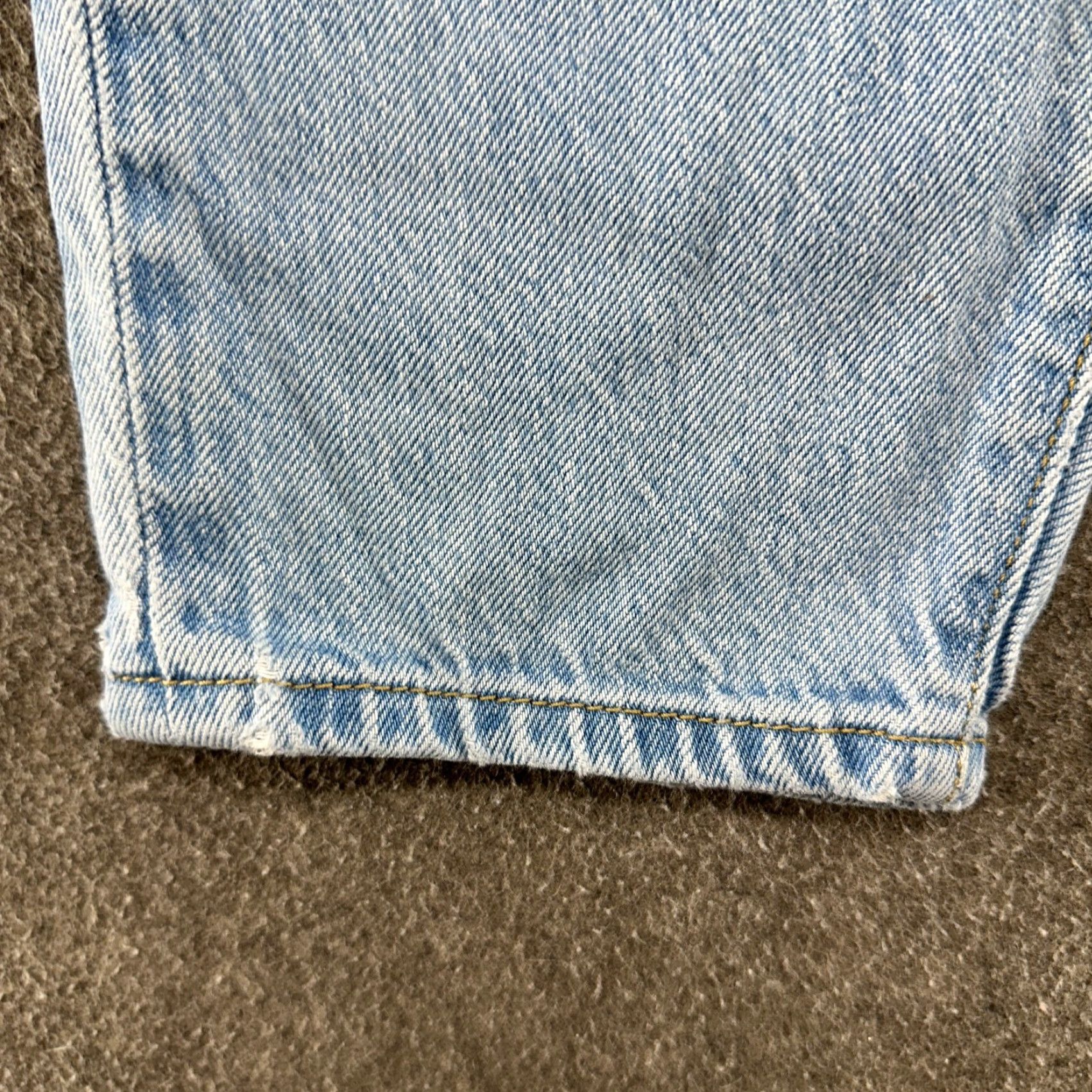 Levi's Levi's Mom Jeans Womens 27x28 Blue High Loose Relaxed Fit Tapered Leg Light Wash Denim 100% Cotton 5-Pocket Jeans Girls/ Womens Size 27" / US 4 / IT 40 - 6 Thumbnail