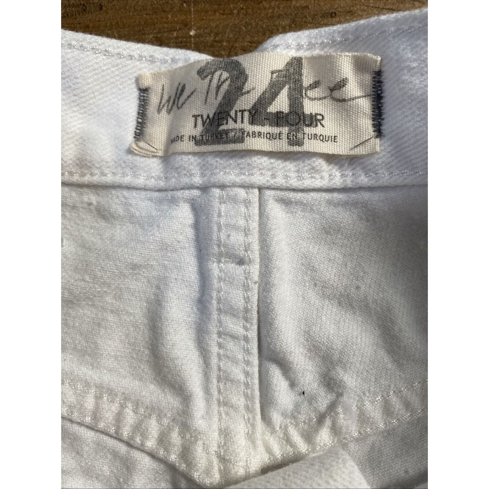 Free People Free People Maggie Mid Rise White Distress Denim Short 24 Size 24" / US 00 / IT 34 - 5 Thumbnail
