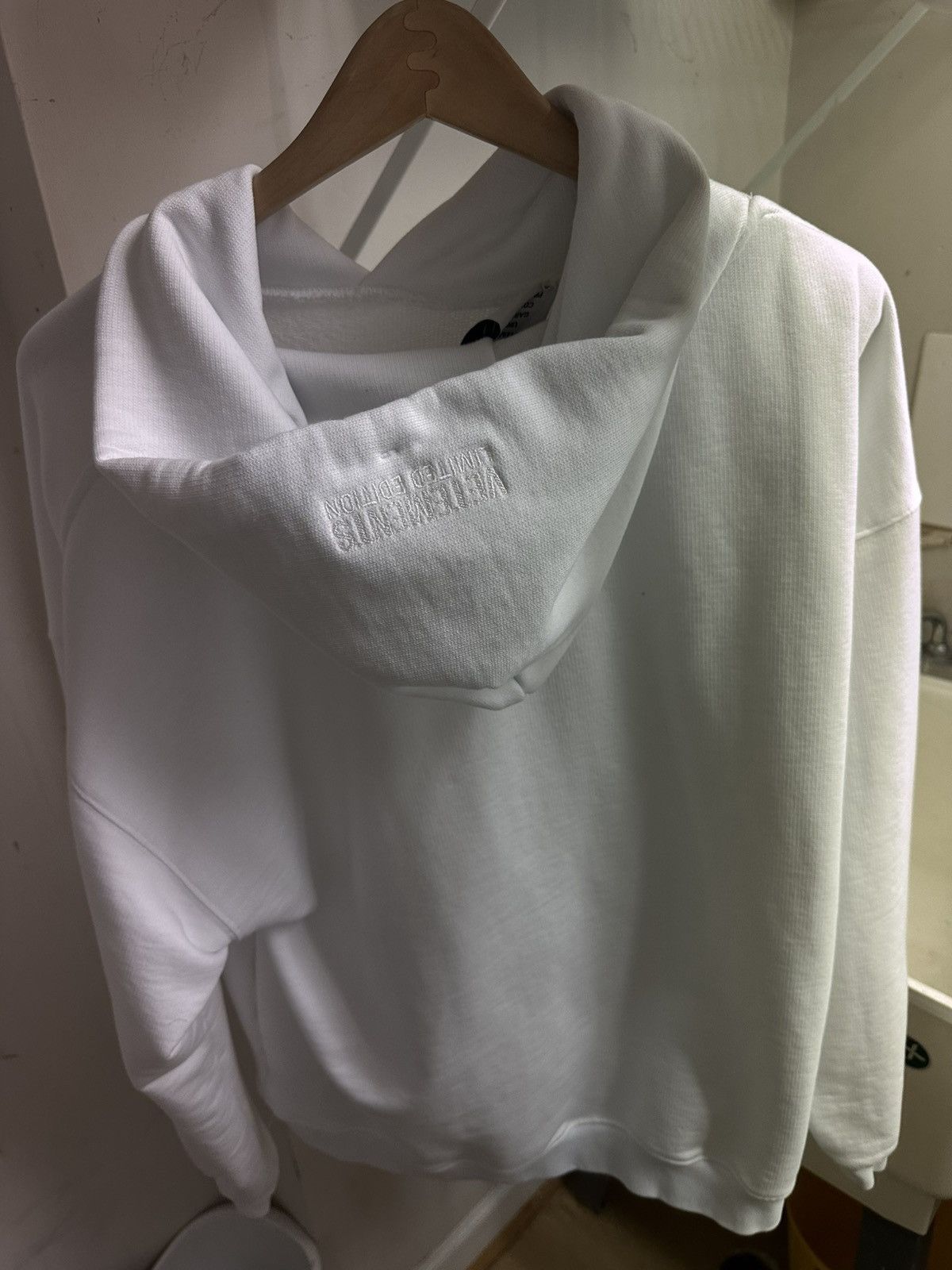 Vetements vetements brand new w tag backwards logo hoodie Size US S / EU 44-46 / 1 - 3 Thumbnail