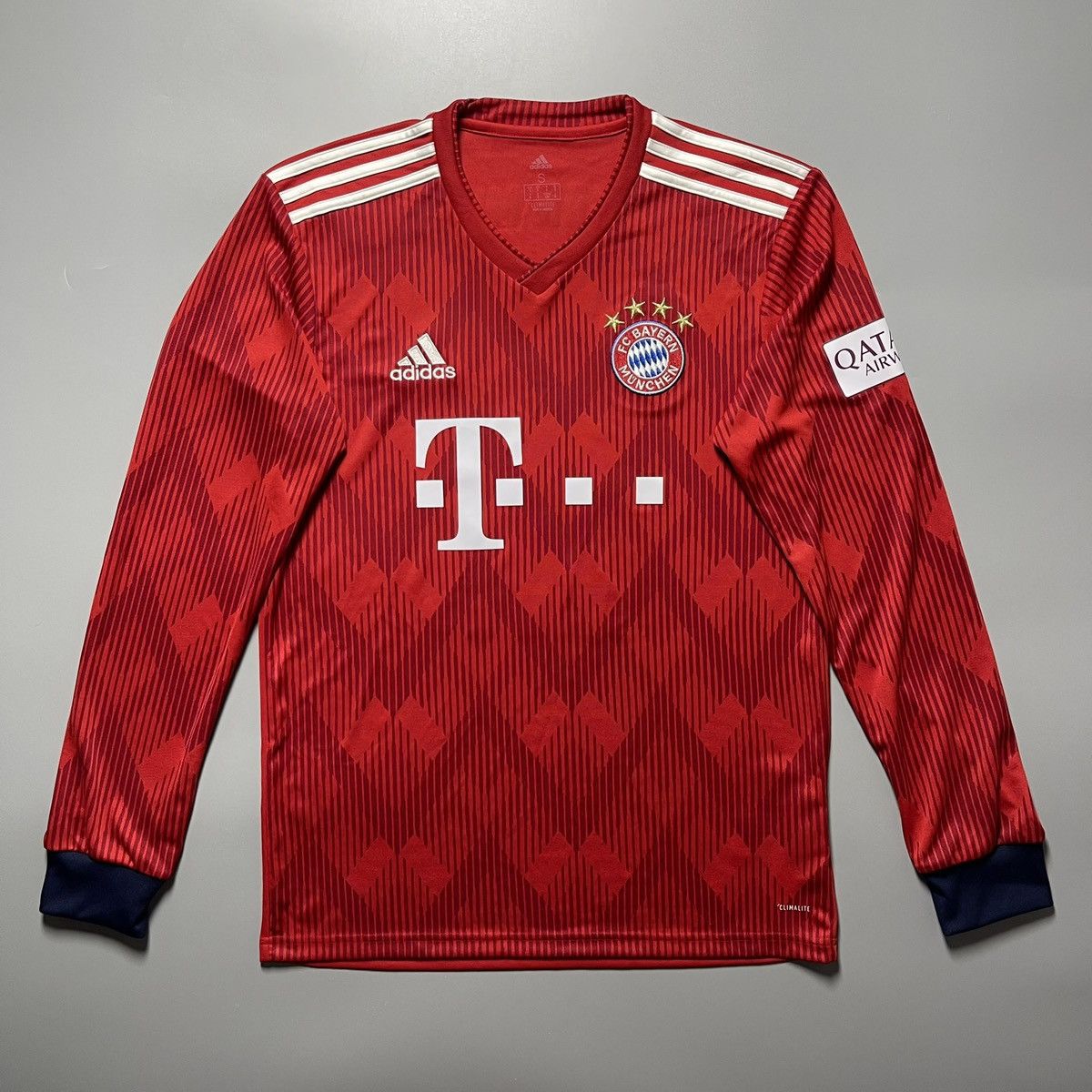 Vintage BAYERN ADIDAS 2018/2019 FOOTBALL HOME JERSEY #19 DAVIES Size US S / EU 44-46 / 1 - 2 Thumbnail