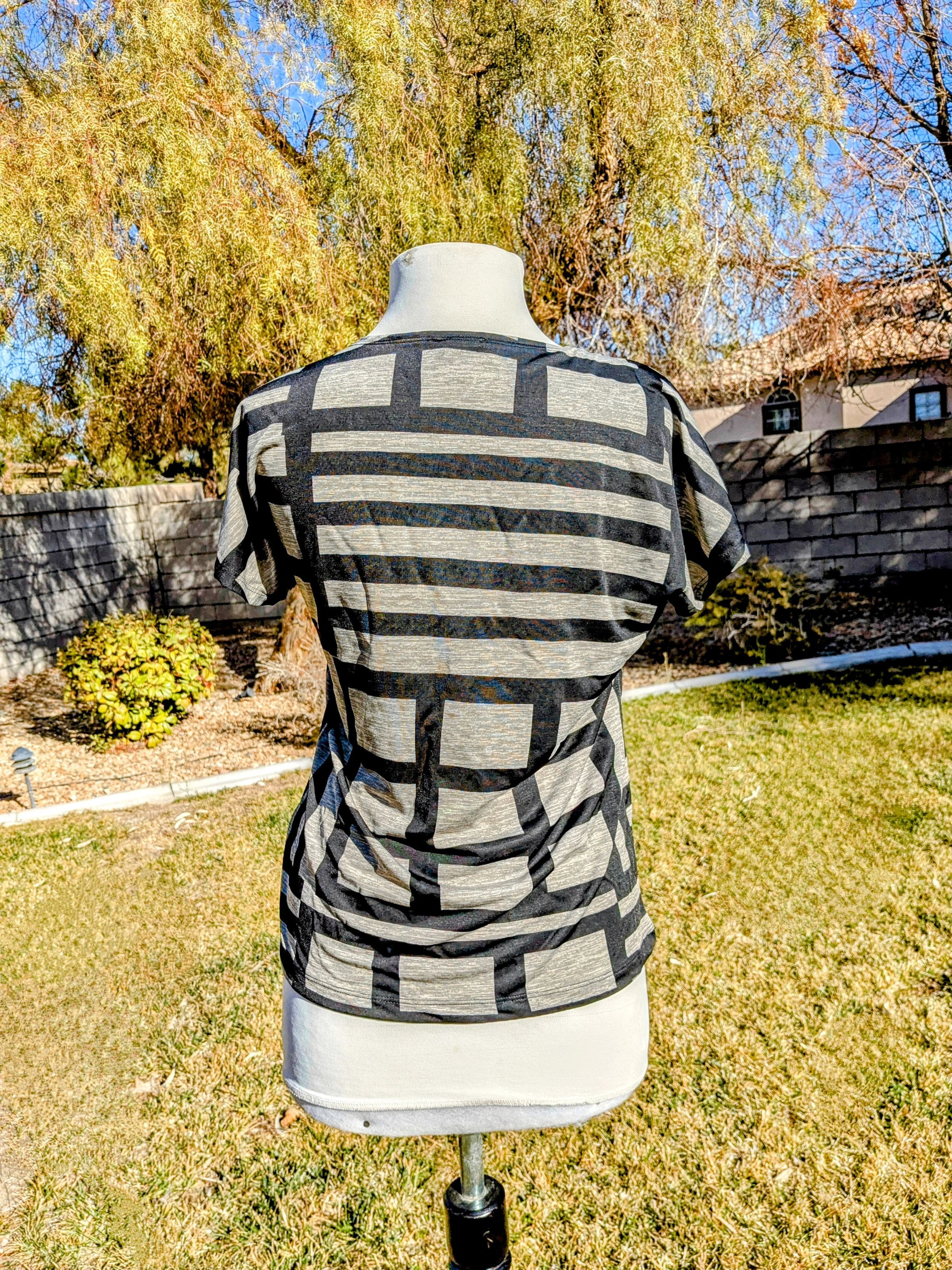 Designer Lavish Style Minimalistic Geometric Shapes Stretch Top Size US M / EU 48-50 / 2 - 2 Thumbnail