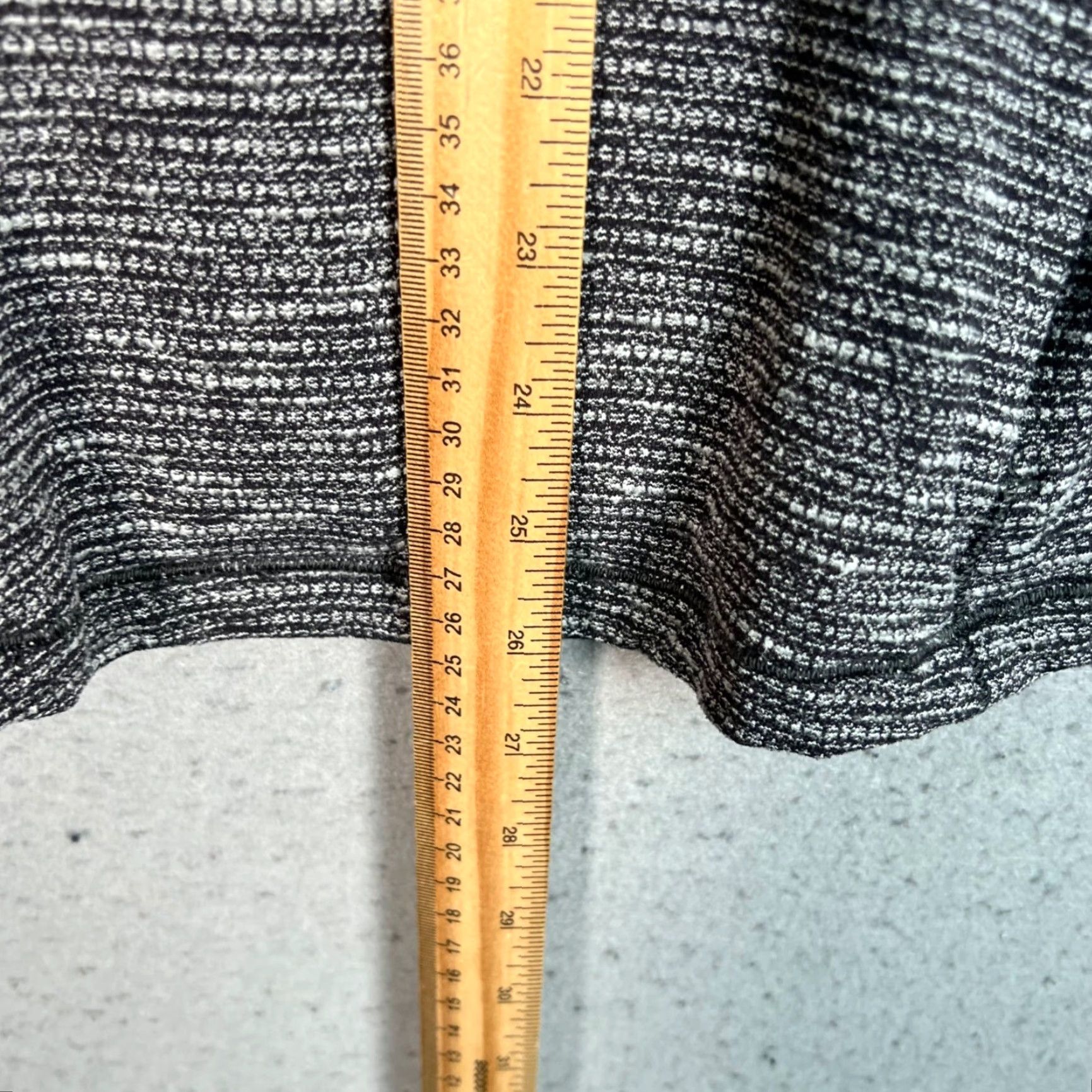 Lululemon VINTAGE Lululemon Shirt Womens 6 Gray Striped 1/4 Zip Long Sleeve Pullover Athletic Size M / US 6-8 / IT 42-44 - 5 Thumbnail