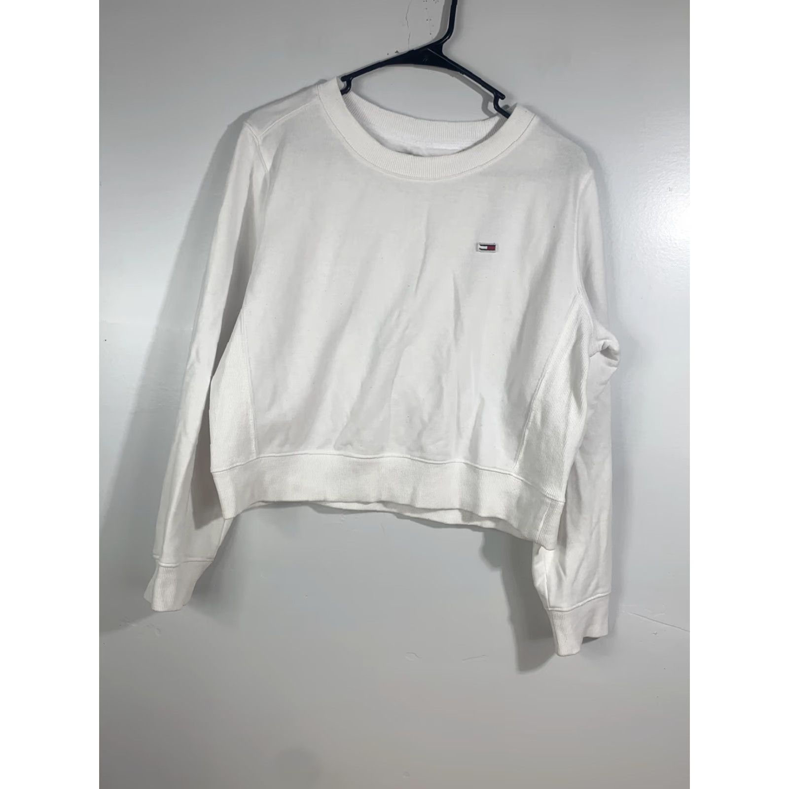 Tommy Hilfiger VINTAGE Tommy Hilfiger White Sweatshirt L Distressed Worn 90s Style Pullover Sweater Cotton Blend Hip Hop Mens Size L / US 10 / IT 46 - 2 Thumbnail